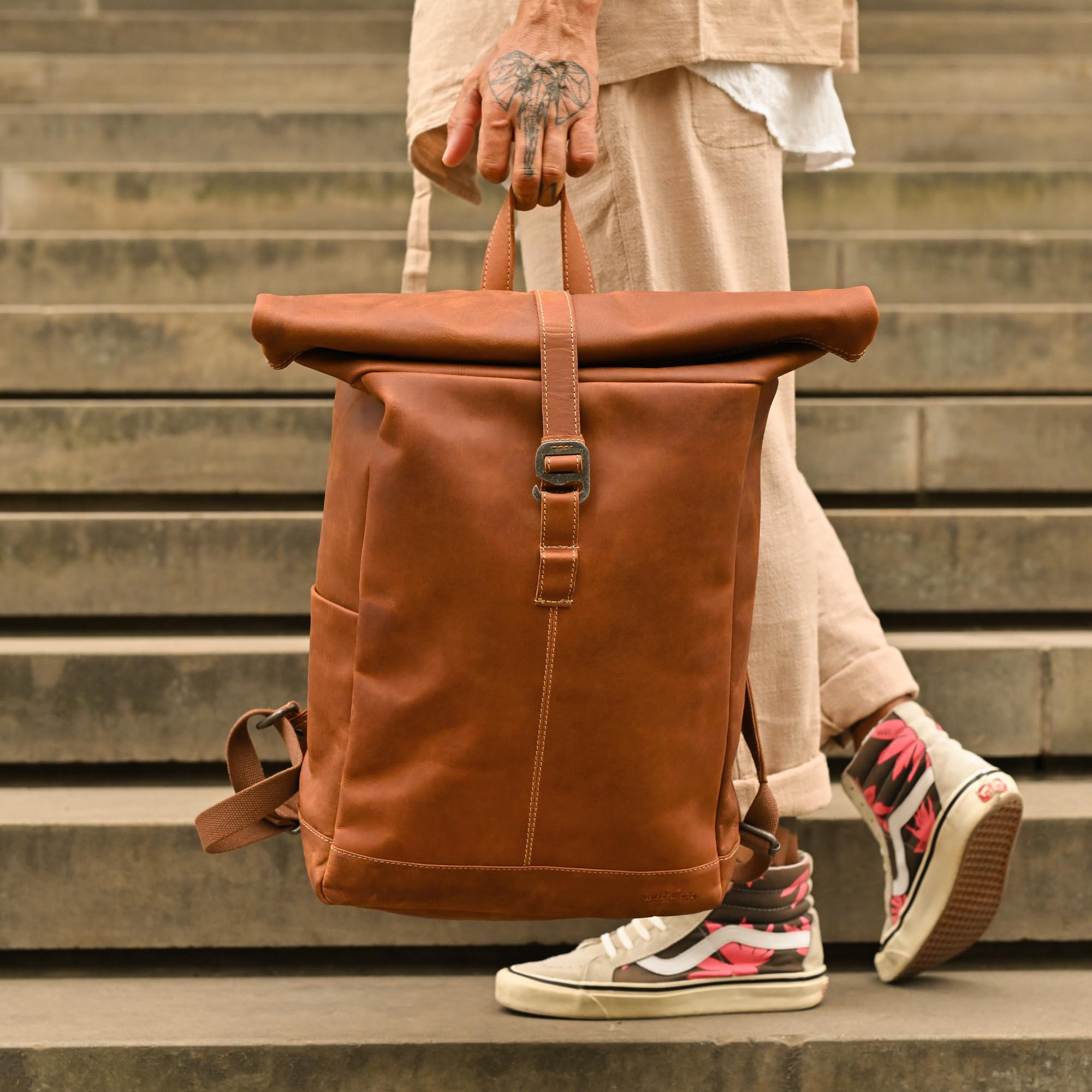 Gusti Leder „Bendik“ Rolltop Rucksack – Lederrucksack Braun für Damen & Herren, Vintage Cityrucksack aus Echtleder, Laptop Rucksack & Outdoor Backpack für Alltag, Uni & Reisen