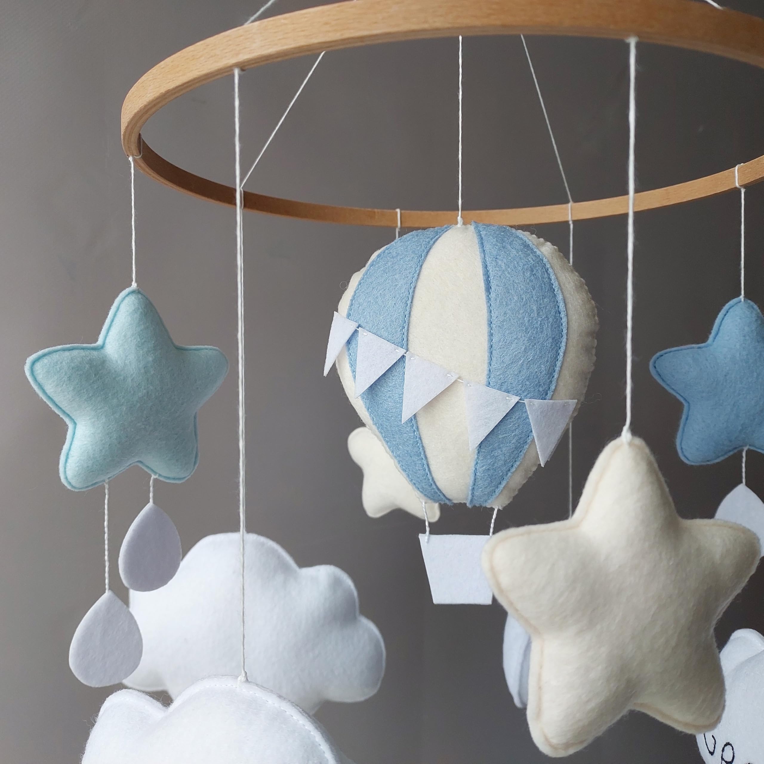 Heißluftballon Baby Mobile für Jungen – Personalisierbar mit Namen – Handgemacht aus Filz mit Wolken & Sternen in Blau – Deko fürs Babyzimmer – Geschenk zur Geburt