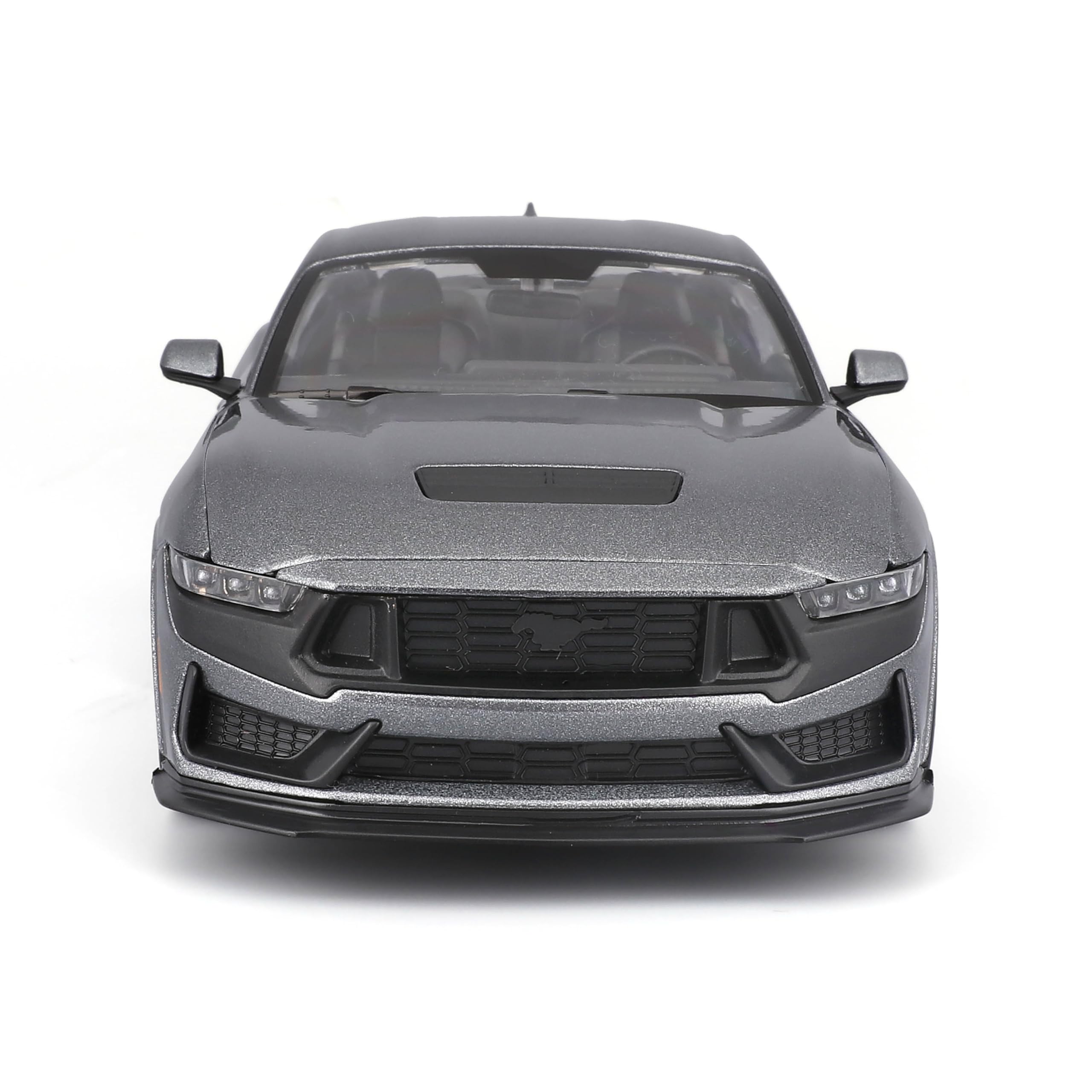 Maisto – Ford Mustang Dark Horse 2024 w skali 1:24, metalowy model samochodu w kolorze metalicznej szarości, szczegółowa replika z otwieranymi drzwiami i maską, oficjalna licencja Forda, 3+
