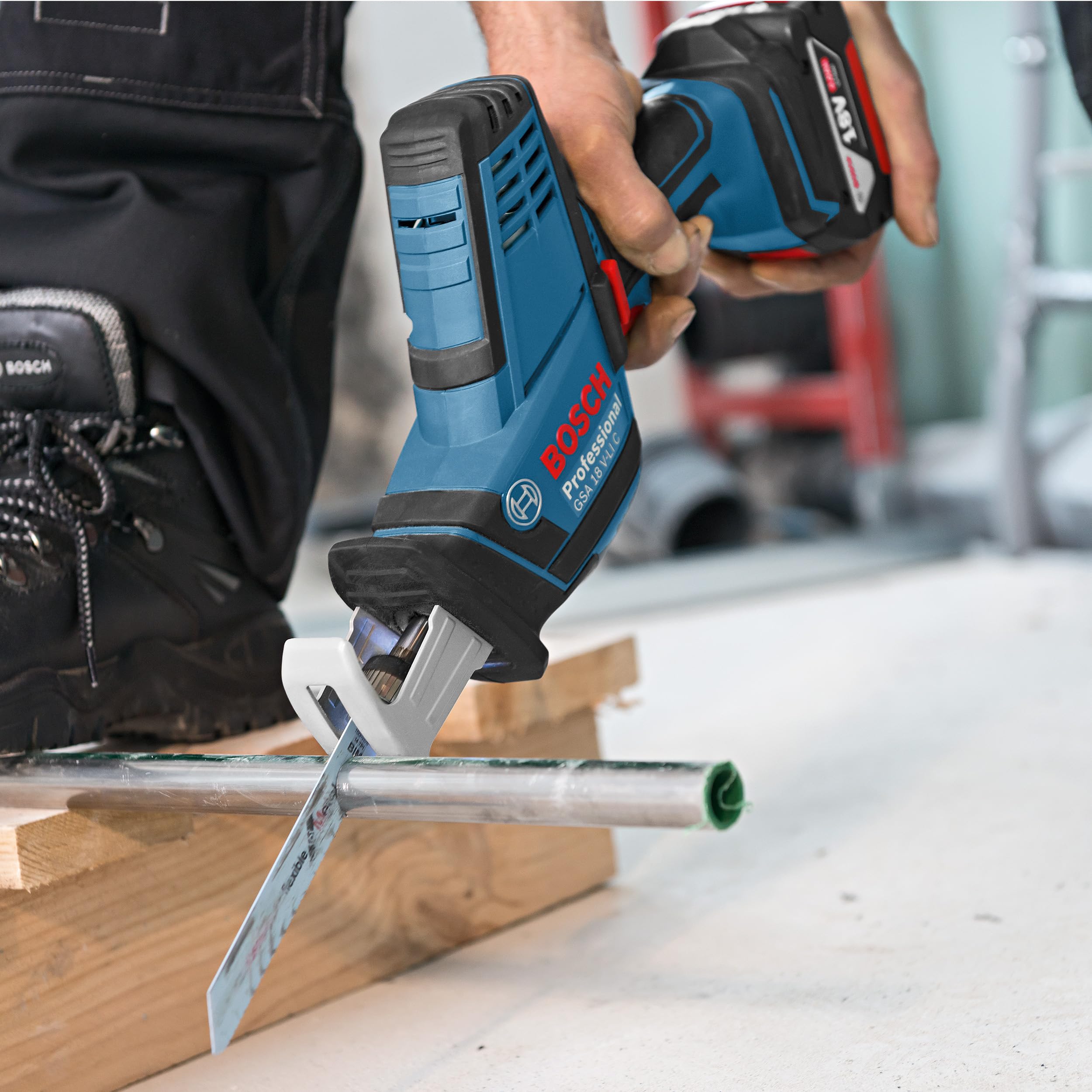 Bosch Professional system 18V: akumulatorowa piła szablasta GSA 18V-LI C (wersja Compact, 4 brzeszczoty)