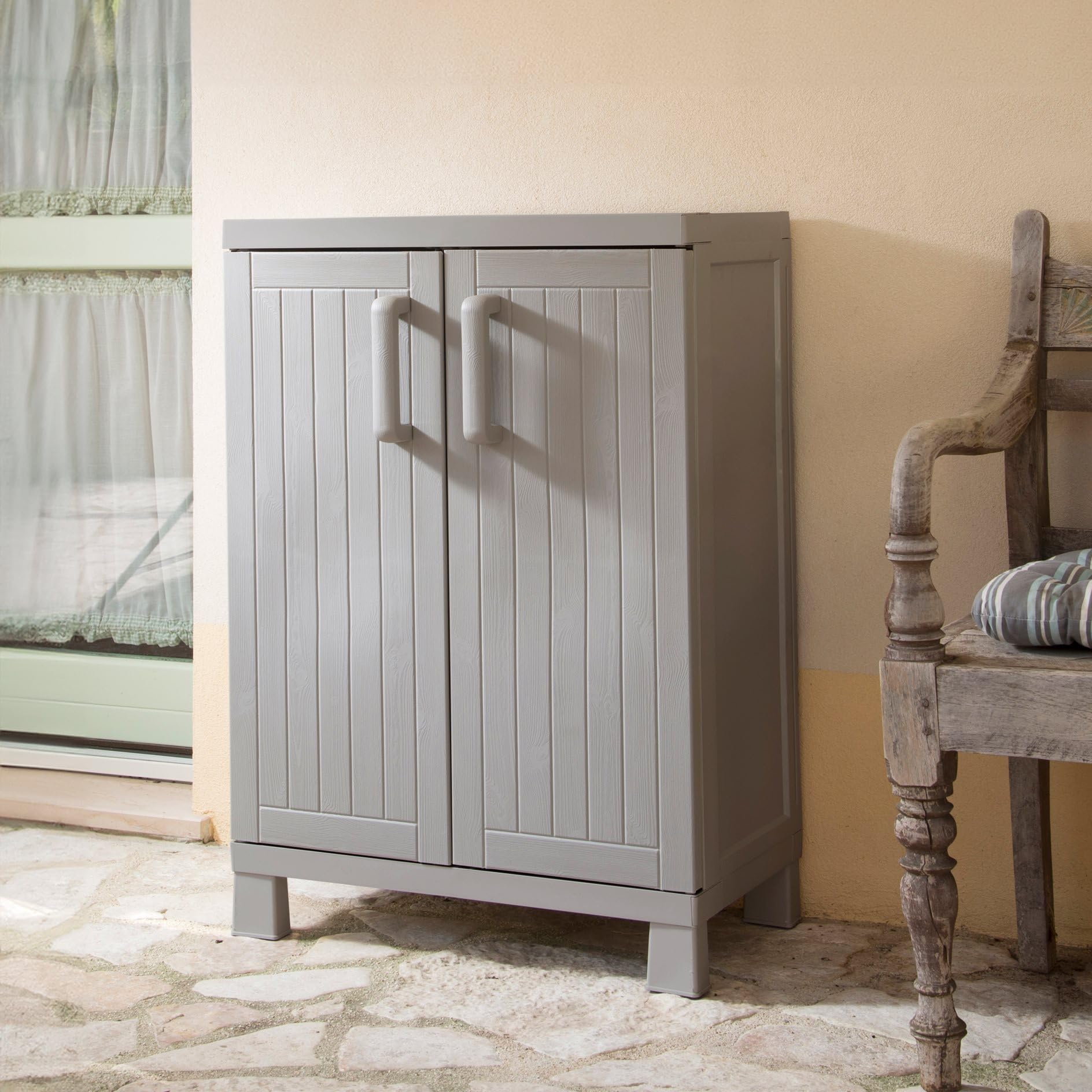 Toomax Armadio Wood Midi Basso 65x37x93h cm in plastica resistente effetto legno grigio tortora/grigio chiaro, con 2 ripiani regolabili e piedini, ideale per garage, cantine e spazi interni
