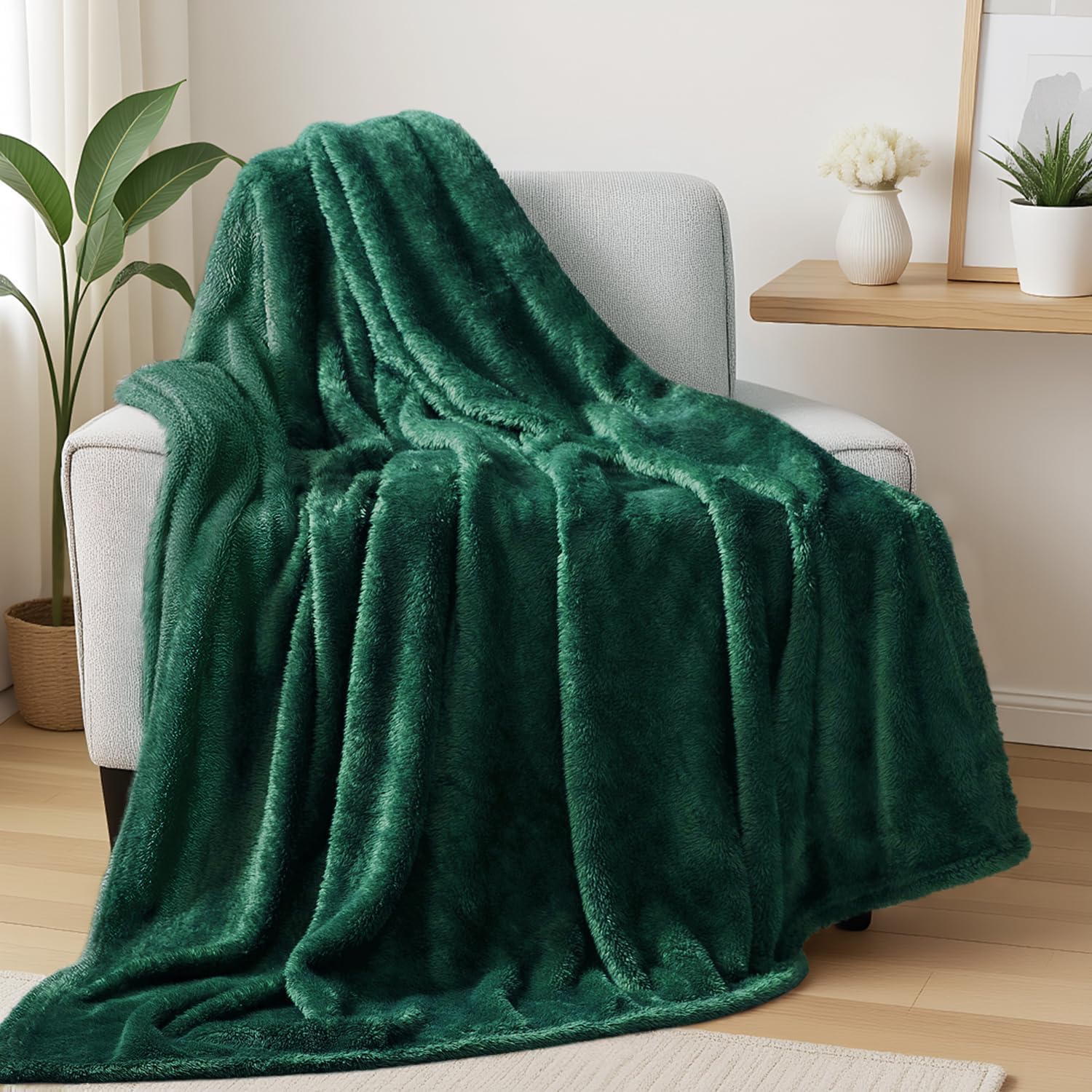 Exclusivo Mezcla Fuzzy Large Fleece Throw Blanket for Couch, Forest Green | 50x70 Inches, Super Soft and Cozy Throw, Plush Fluffy Blanket for Sofa, Bed, Bedroom, Home Decor, All Season