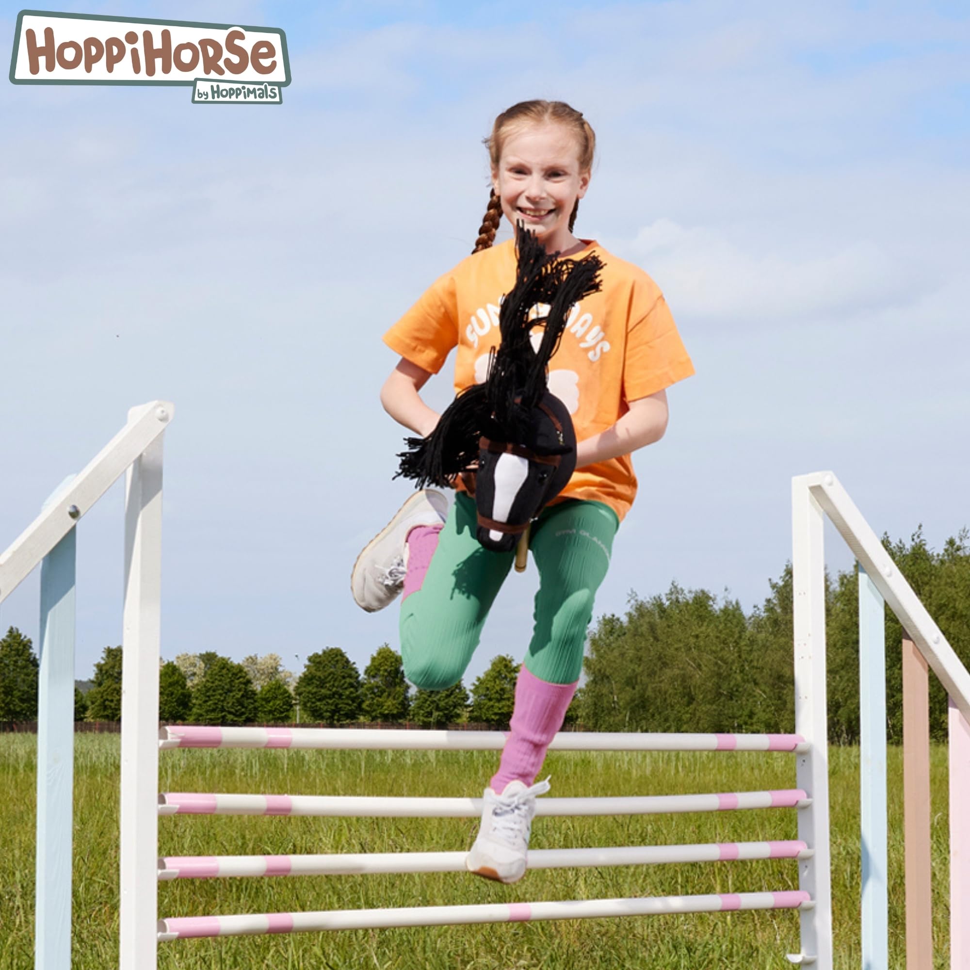 HOPPIHORSE - Hobby Horse Sport Edition A4, Koń na kiju z kantarem, wodzami, paskiem na ramię, ogonem i uchwytem silikonowym, wysokiej jakości pluszowy Hobby Horse w pudełku prezentowym od HOPPIMALS