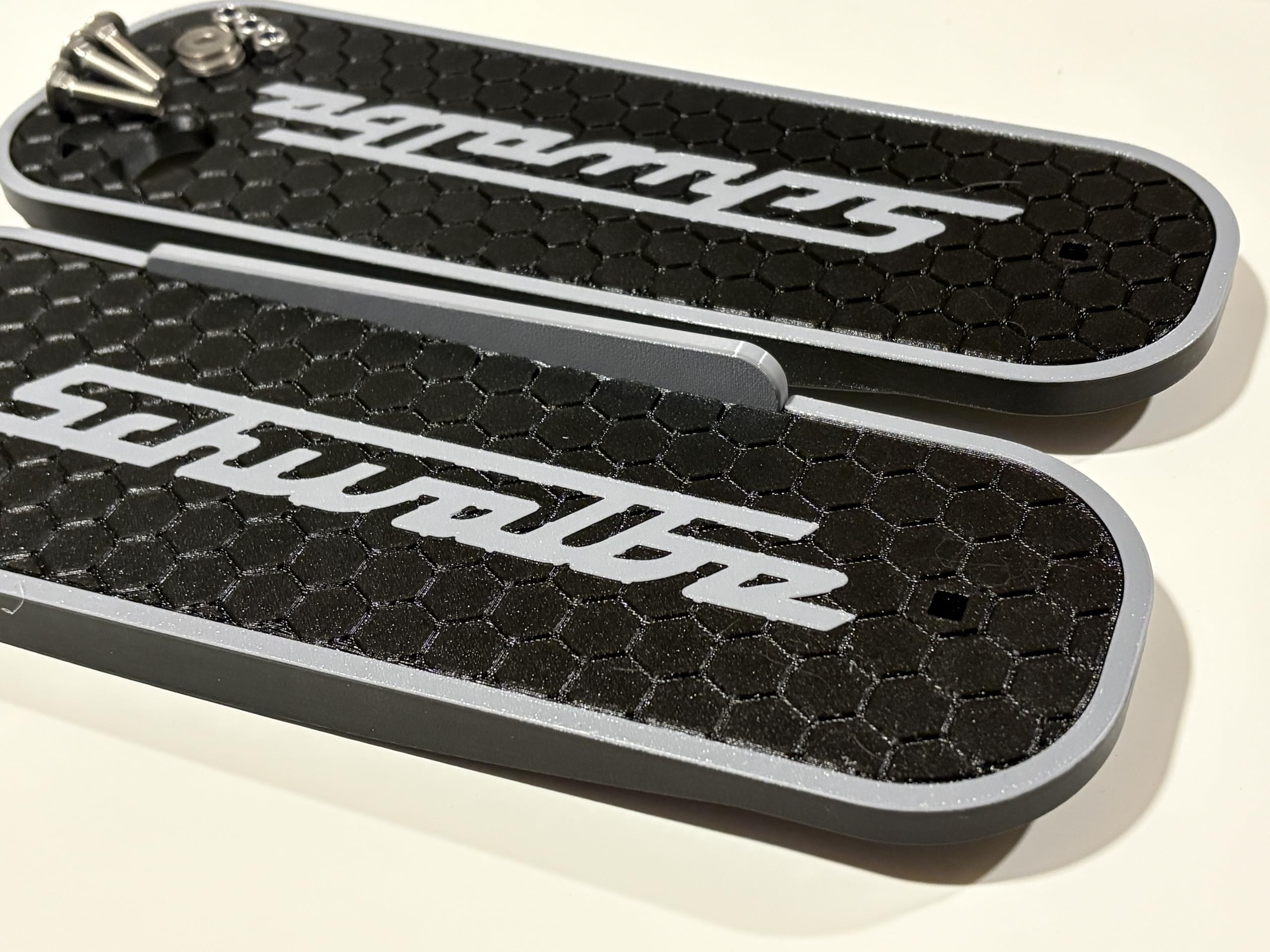 Trittbrett Set für Simson Schwalbe KR51 aus Kohlefaserkunststoff, 3D-gedruckt, witterungsbeständig, extrem stabil, mit Edelstahl Schrauben, Scheiben und Muttern, Aufschrift Schwalbe grau
