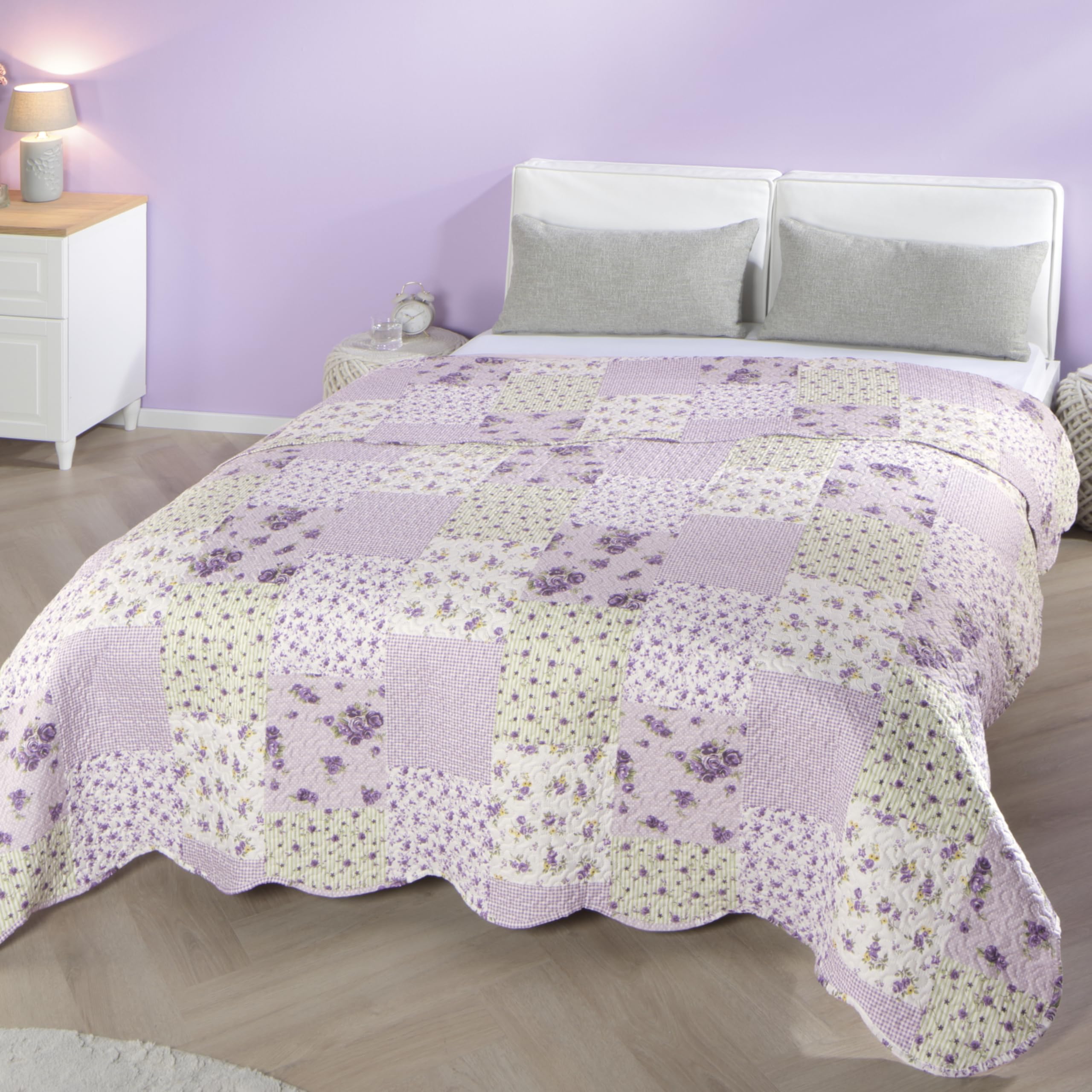 Delindo Lifestyle Copriletto Patchwork con Rose Viola in Stile Rustico, Coperta da Letto in Design a Patchwork 220 x 240 cm