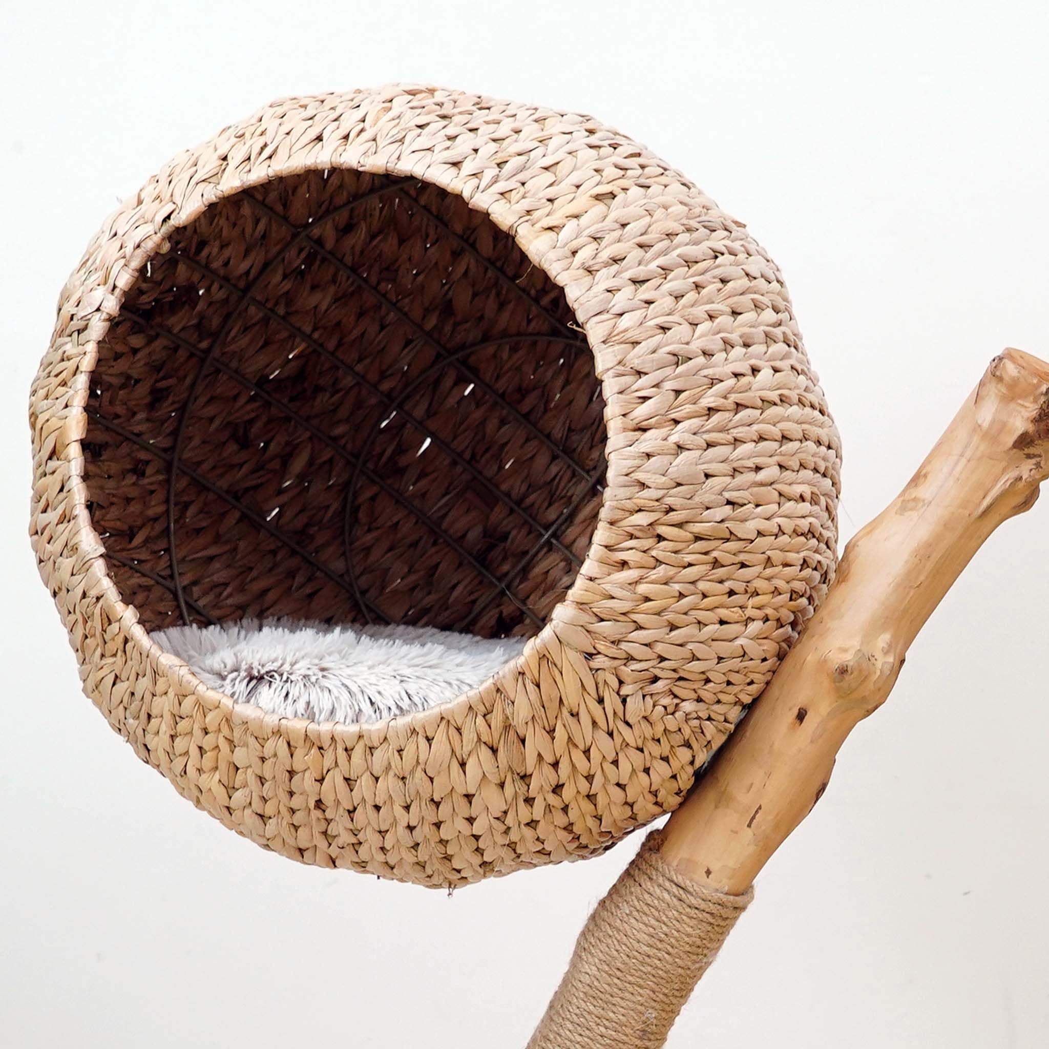 Fudajo Kratzbaum Zweigdesign mit Katzenkorb 83 cm hoch, Designer Katzenkratzbaum mit Liegekorb in Flecht-Optik, Katzenbaum aus Holz mit Plüsch