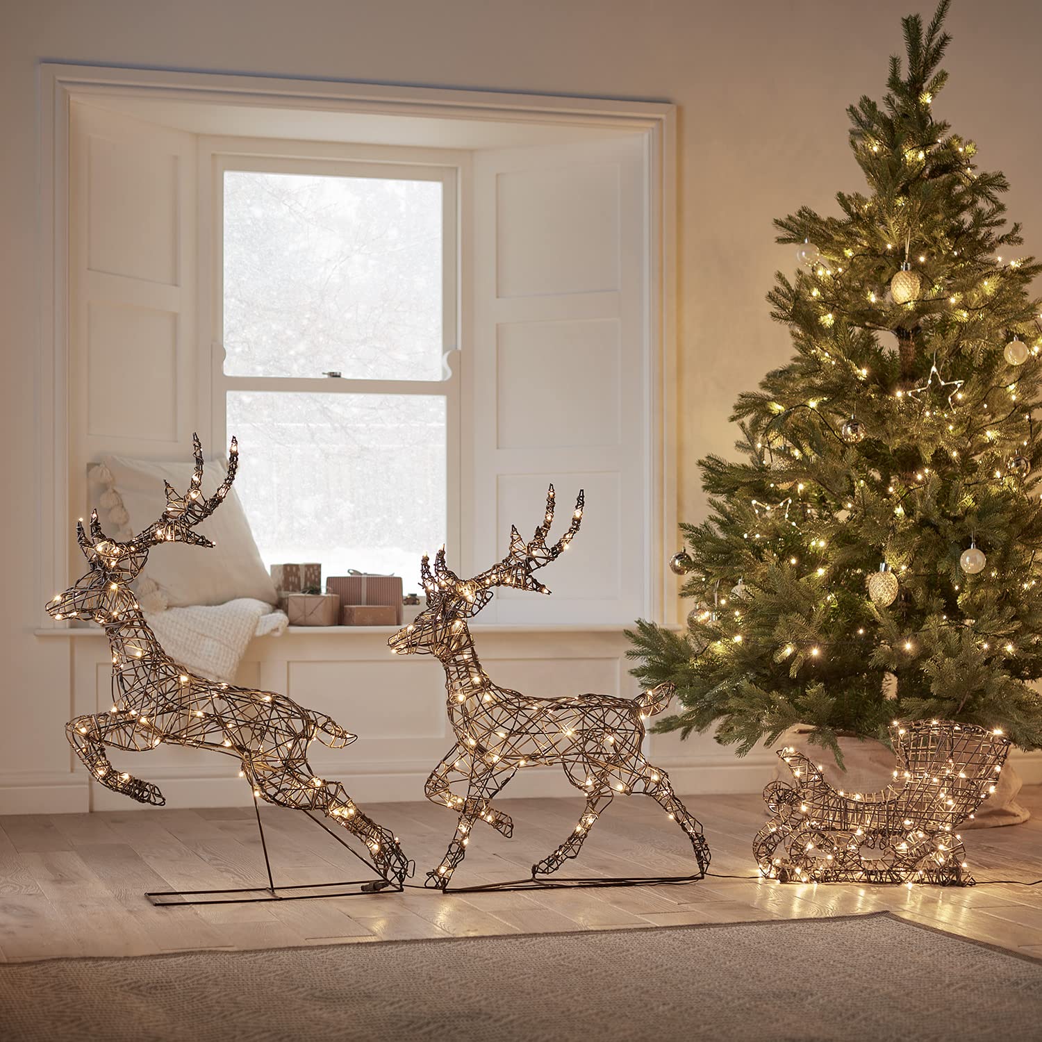 Lights4fun 240er Studley Rattan LED Rentiere mit Schlitten | Figur Timer Weihnachtsbeleuchtung für innen und außen | Weihnachtsfigur Weihnachtseko | strombetrieben