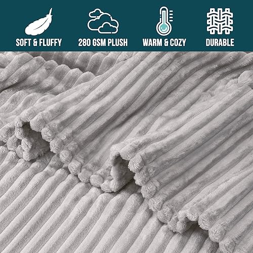 Miniatura 4 de PAVILIA Manta de vellón suave para cama King, color gris claro, manta de franela de felpa mullida, cálida y acogedora manta de microfibra acanalada