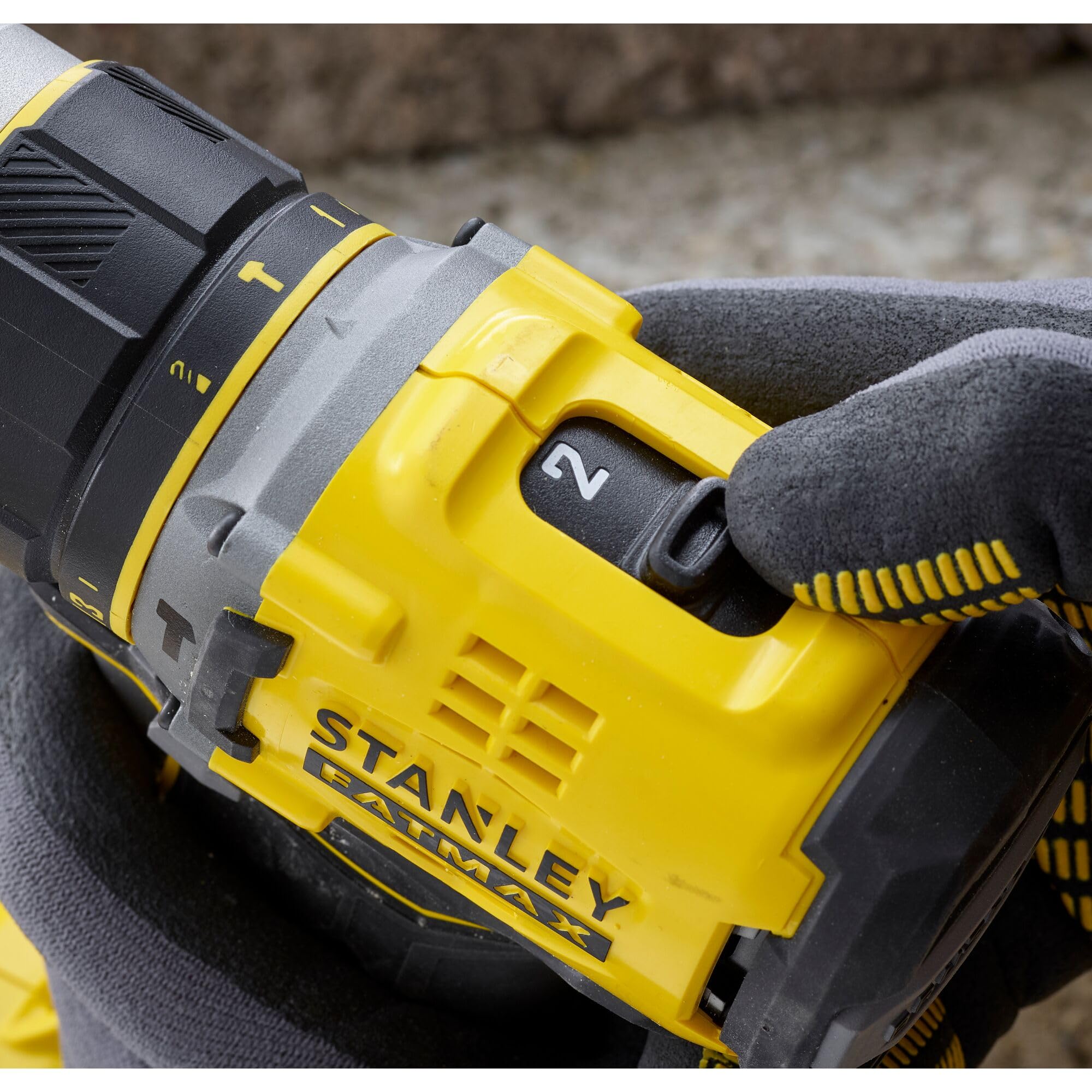 STANLEY FATMAX SFMCD721M2K-QW - Taladro Percutor 18V, Gama V20, Motor sin escobillas, Par máx. 80 Nm, Engranaje metálico de 2 velocidades, Luz LED, Incl. 2 baterías 4,0 Ah, cargador y maletín