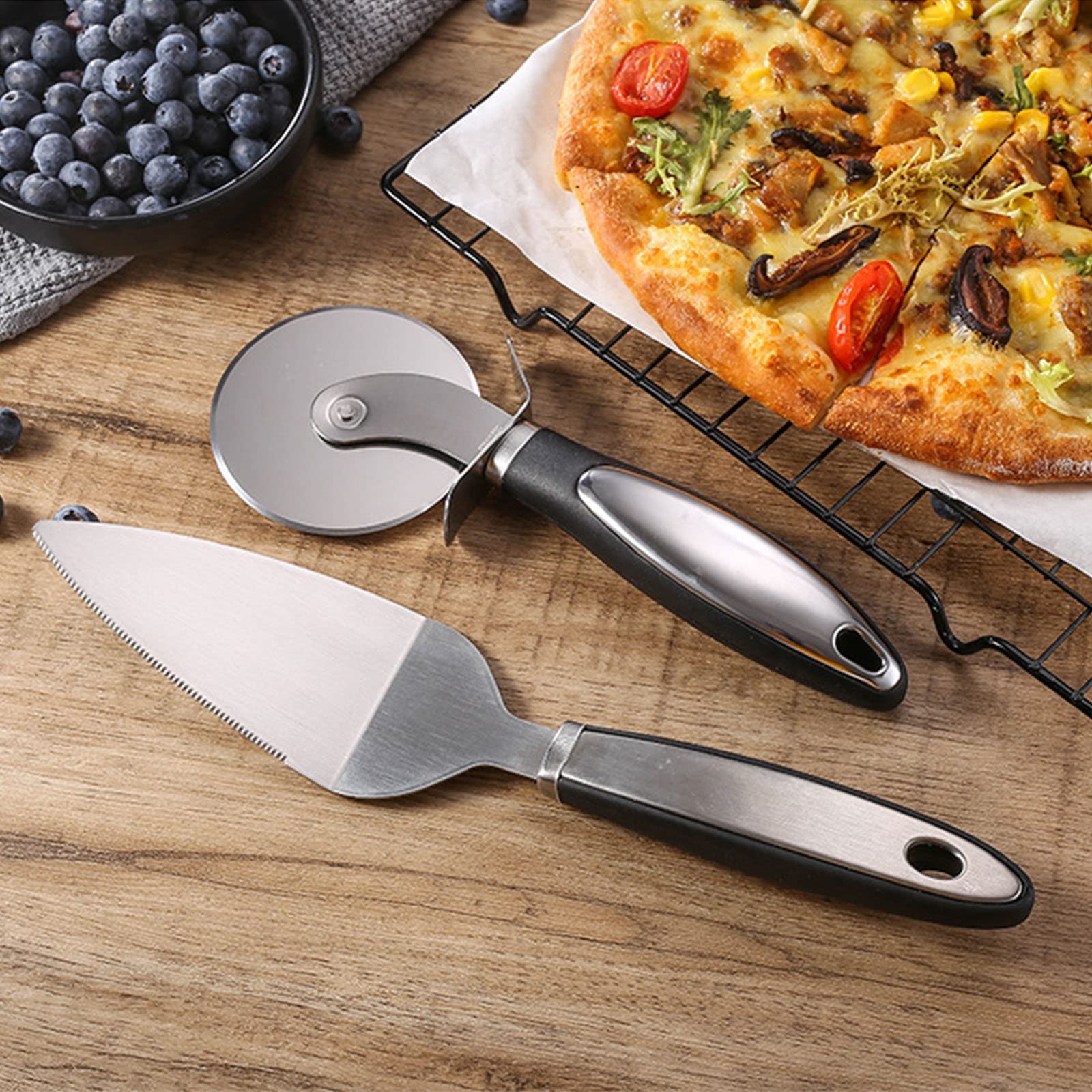 AKAZI Juego de Pala de Pizza con Rodillo de Acero Inoxidable de Dos Asas Pala de Pizza Circular de una Sola Rueda Utensilios de Cocina, Plata (A)