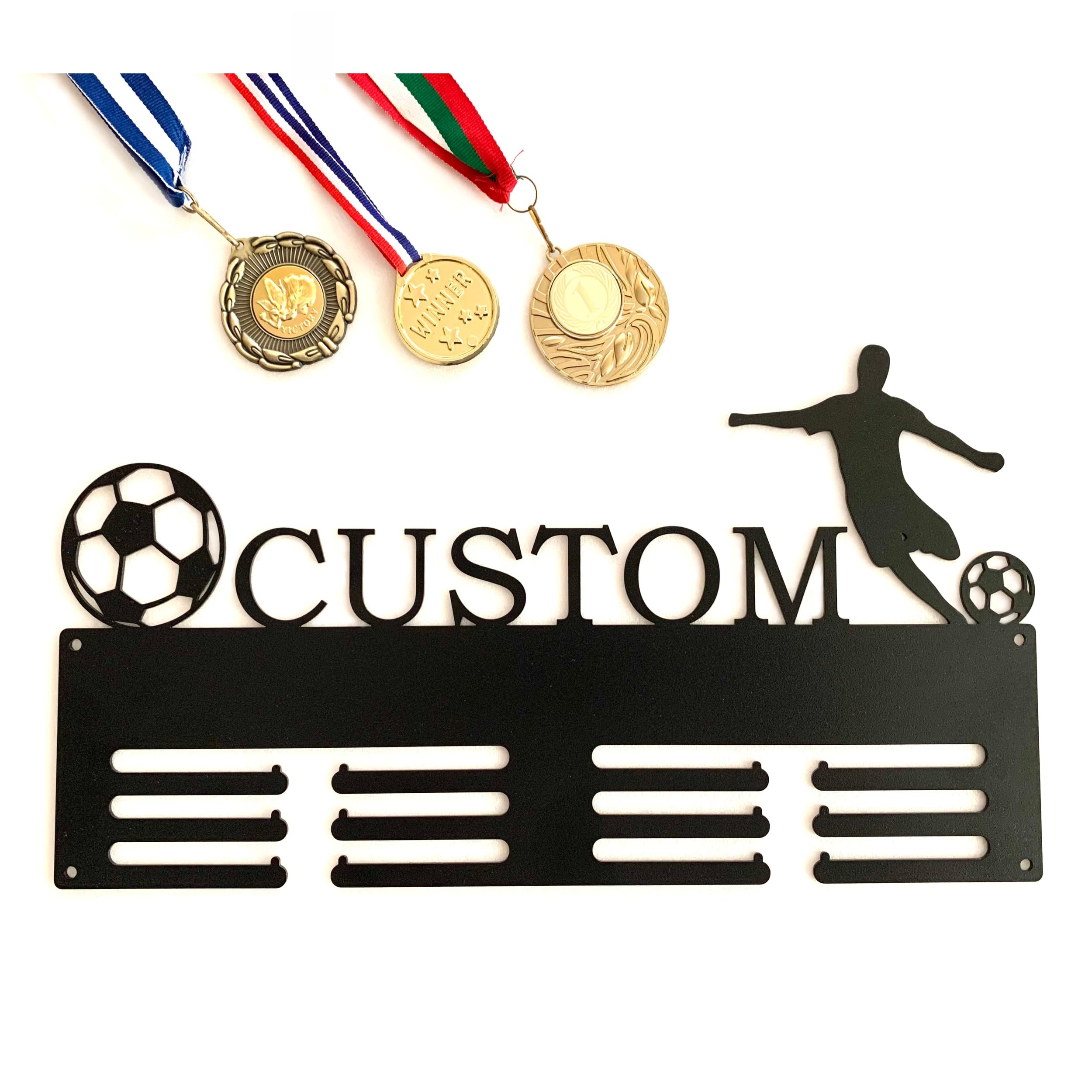 Porta Medaglie Personalizzato per Calcio con nome, Giocatore di calcio, Decorazioni Per La Casa, Espositore Per Montaggio A Parete Con Gancio Per Appendere Medaglie, Supporto in Metallo (Design 1)
