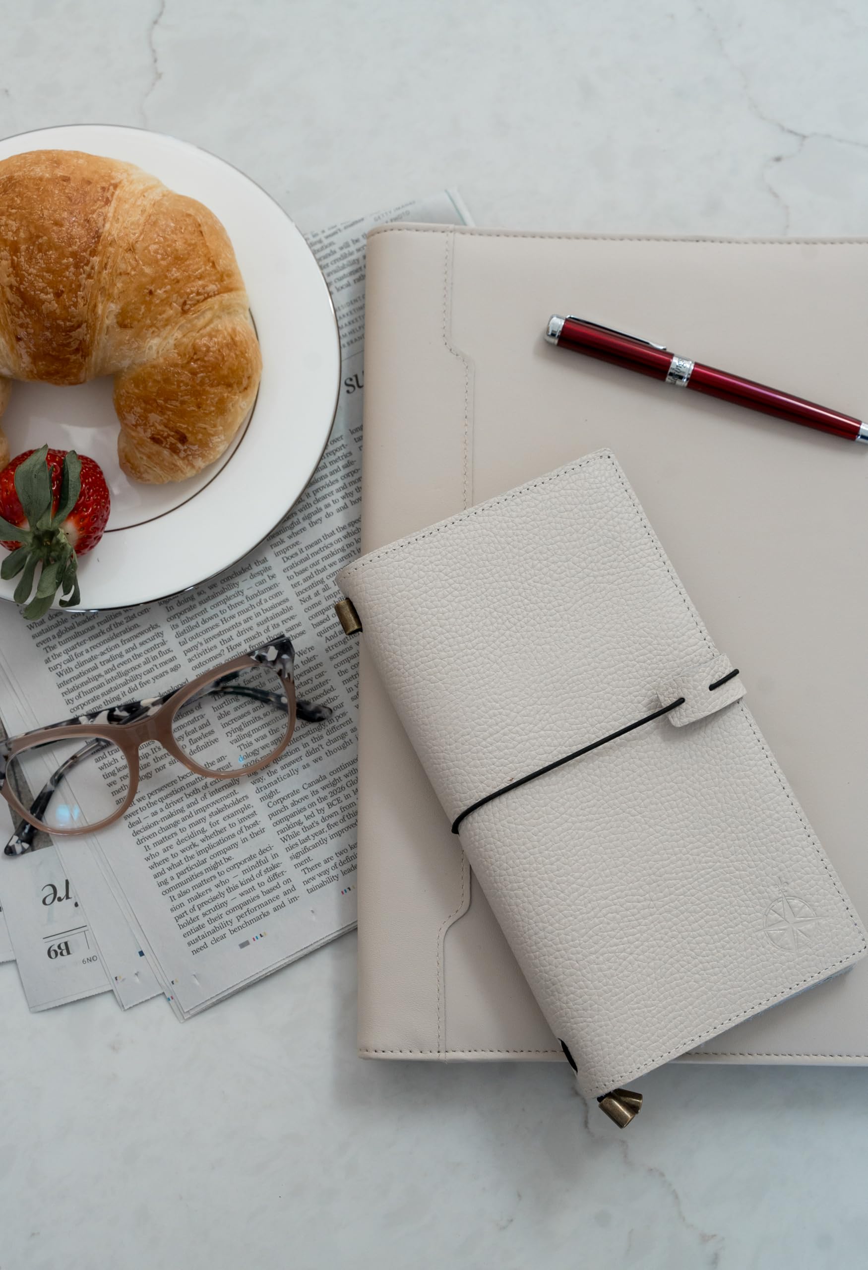 Leder Reisenotizbuch mit Taschen – Hafer – Nachfüllbarer Notizbuch-Organizer, Handgefertigtes Echtleder-Notizbuch mit Taschen zum Schreiben, Reisen, Organisieren – Leere Einsätze, 22 x 11,5 cm