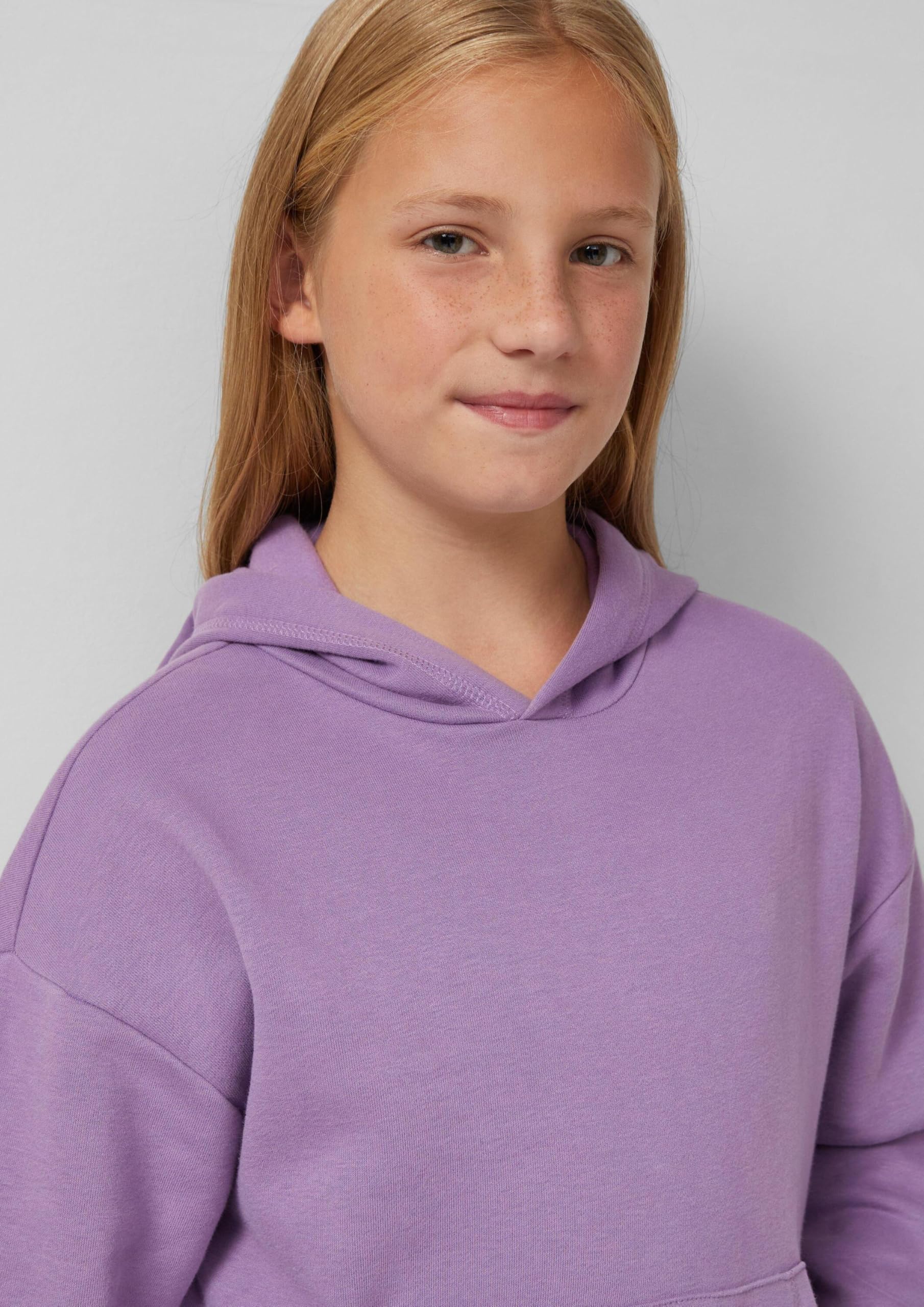 s.Oliver Mädchen Hoodie mit Rückenprint und Kuscheliger Innenseite Sweatshirt mit Kapuze