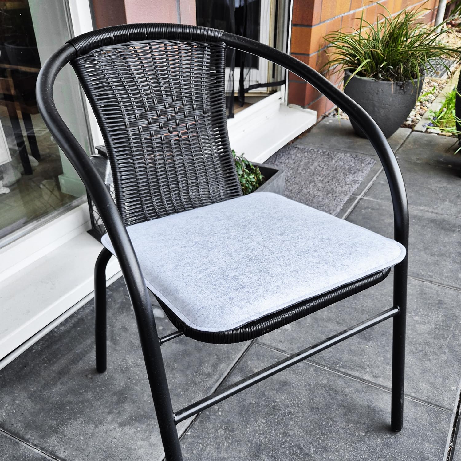com-four® 16x Sitzkissen aus Filz 40 x 40 - gepolstertes Stuhlkissen - eckige Sitzpolsterauflage für Esszimmer, Garten, Balkon - rutschfeste Unterseite mit Anti-Slip
