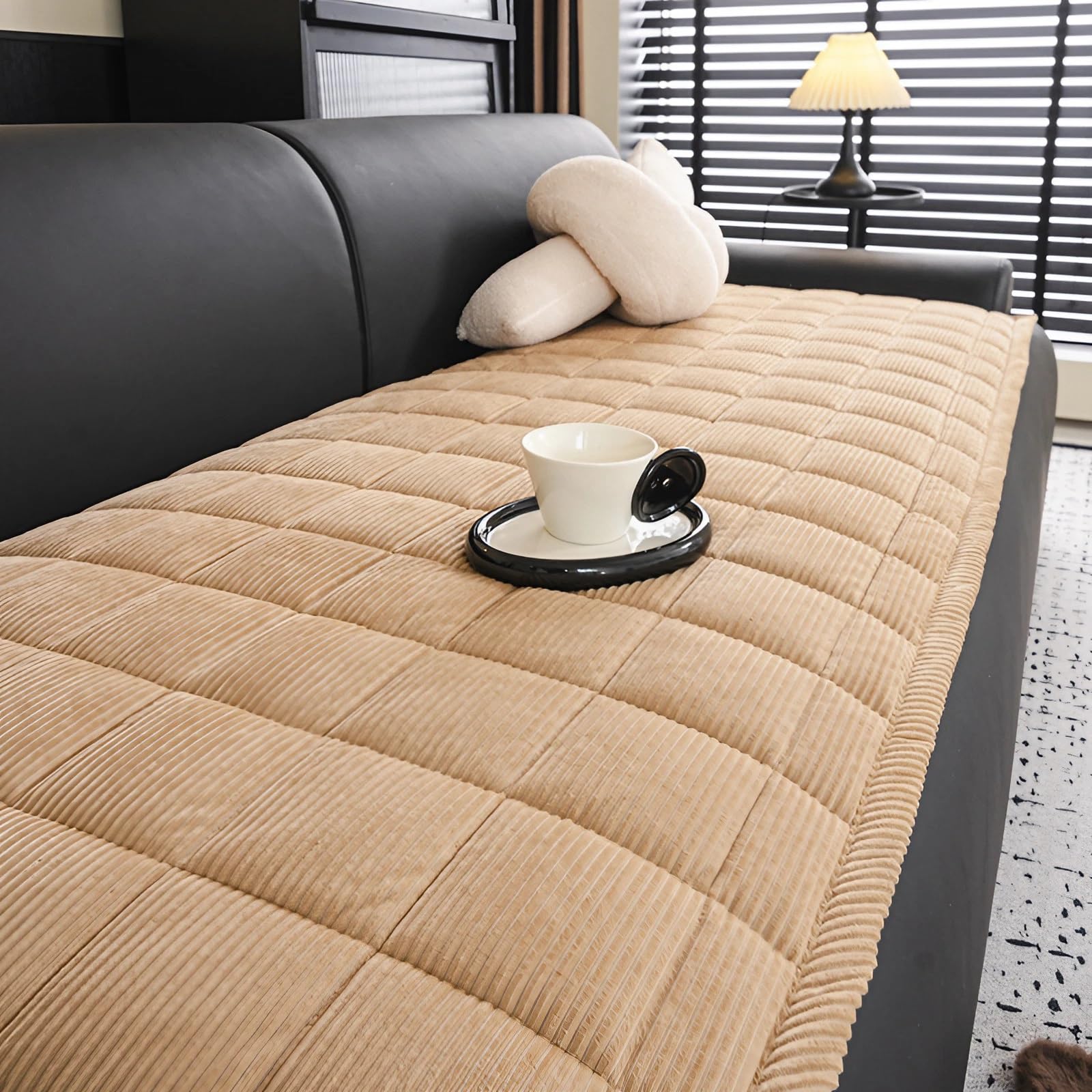 Housse de canapé en velours beige idéale pour un salon chaleureux