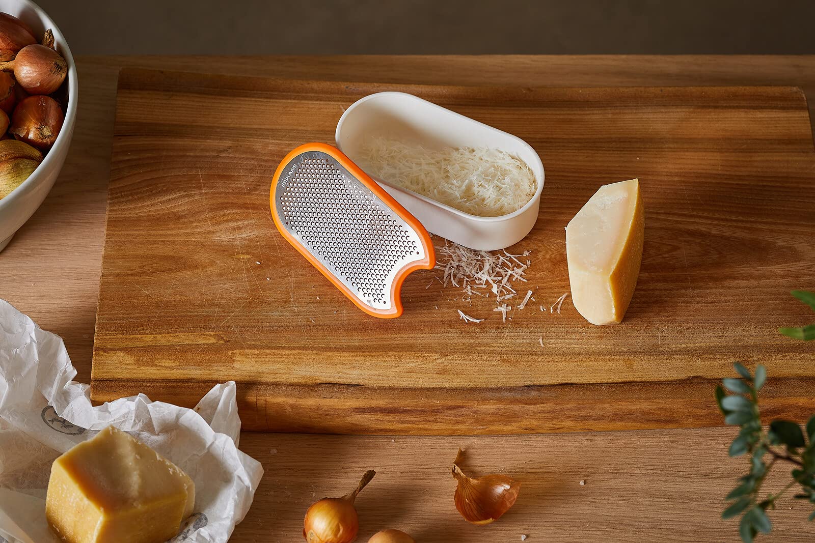 Fiskars Grattugia con contenitore, Dimensioni: 16,8 x 9,0 cm, Metallo/Plastica, Functional Form, 1019530