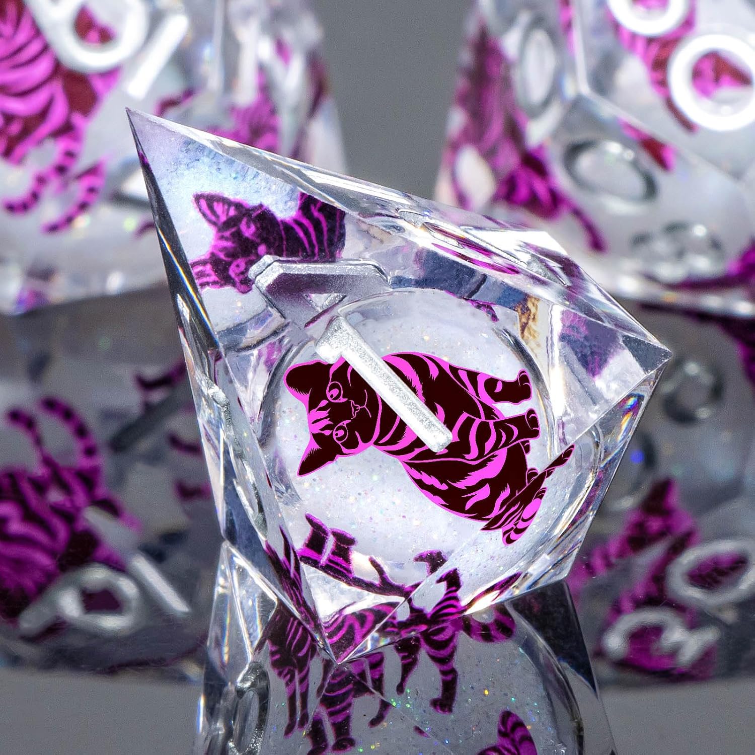 KERWELLSI Cat Liquid Core DND Dice Set with Gift Box, 7Pcs Resin Dungeons Sharp Edge D&D Dice, Dragons D and D Role Playing Dice D20 D12 D10 D8 D6 D4, White and Purple Cat