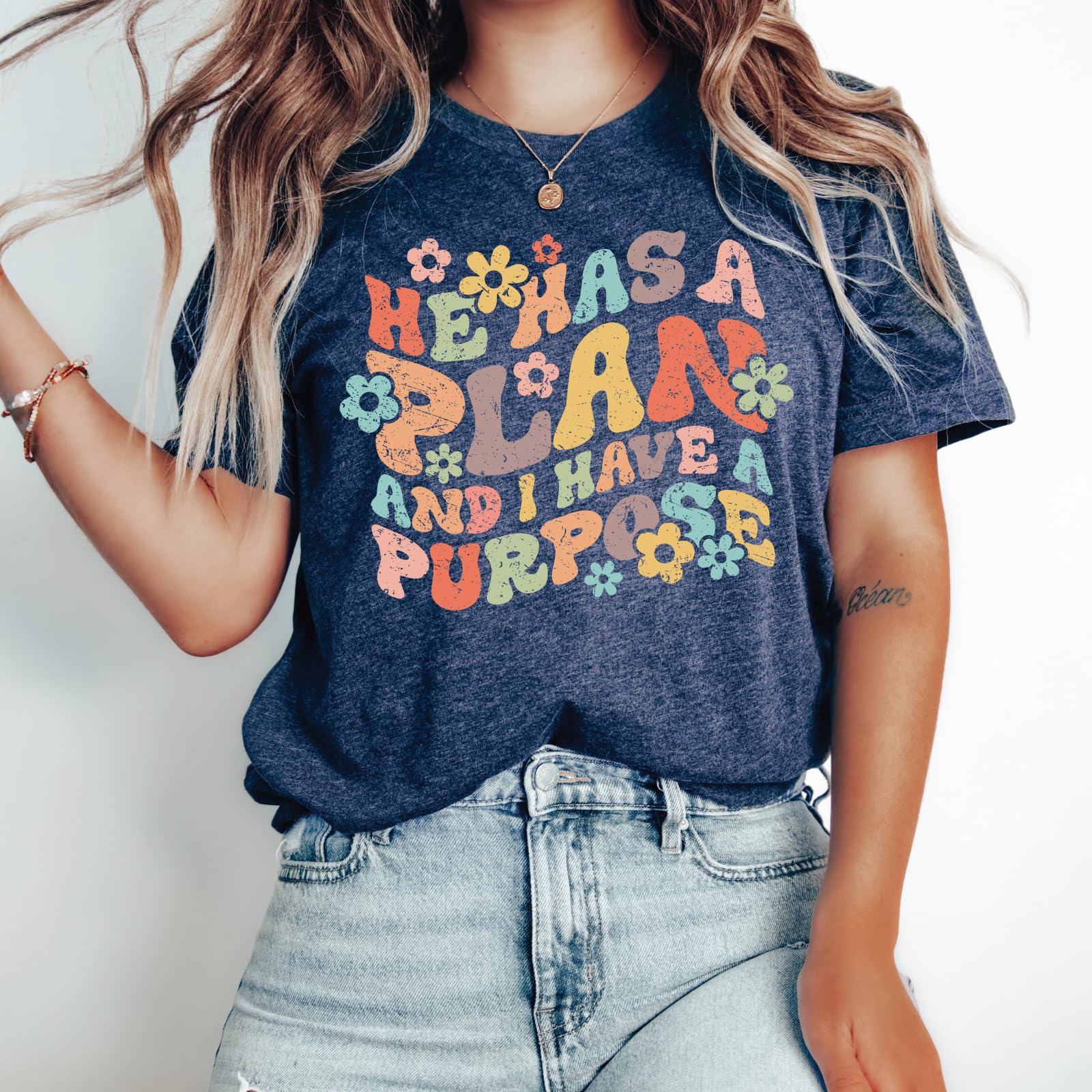 Love in Faith | Él tiene un plan | Camisetas cristianas para mujer | Ropa basada en la fe | Regalos cristianos