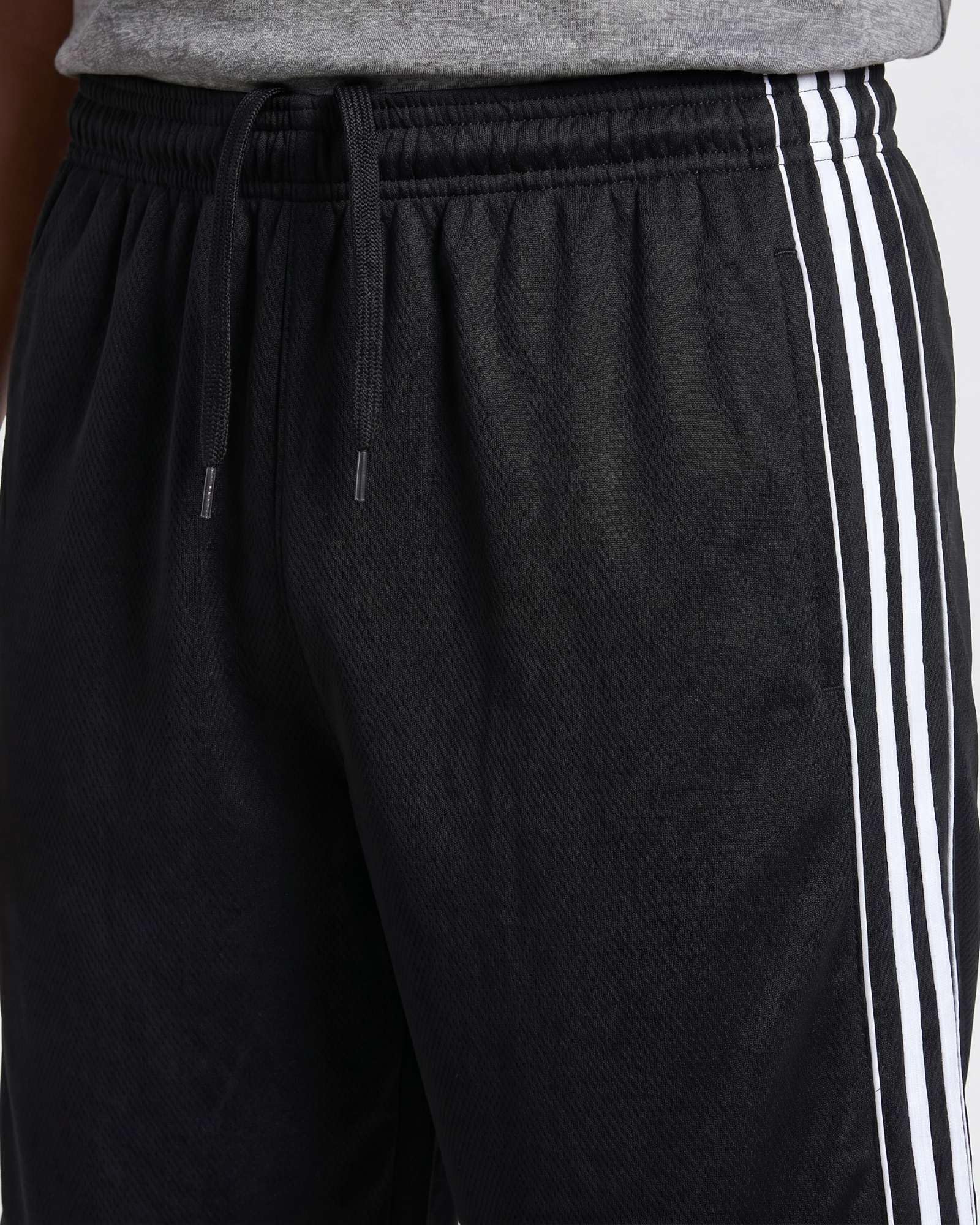 Real Essentials Paquete de 5: pantalones cortos deportivos de malla para niños con bolsillos, para adolescentes, niños, jóvenes, de secado rápido, fútbol, correr, gimnasio