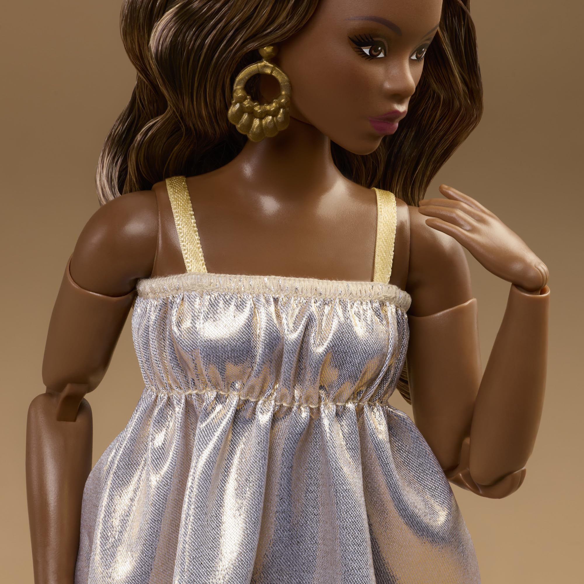 Barbie Signature - Barbie Basics Modello 09, bambola da collezione con abito dorato e capelli castani, corpo snodato, idea regalo Festa della Mamma, JJX28