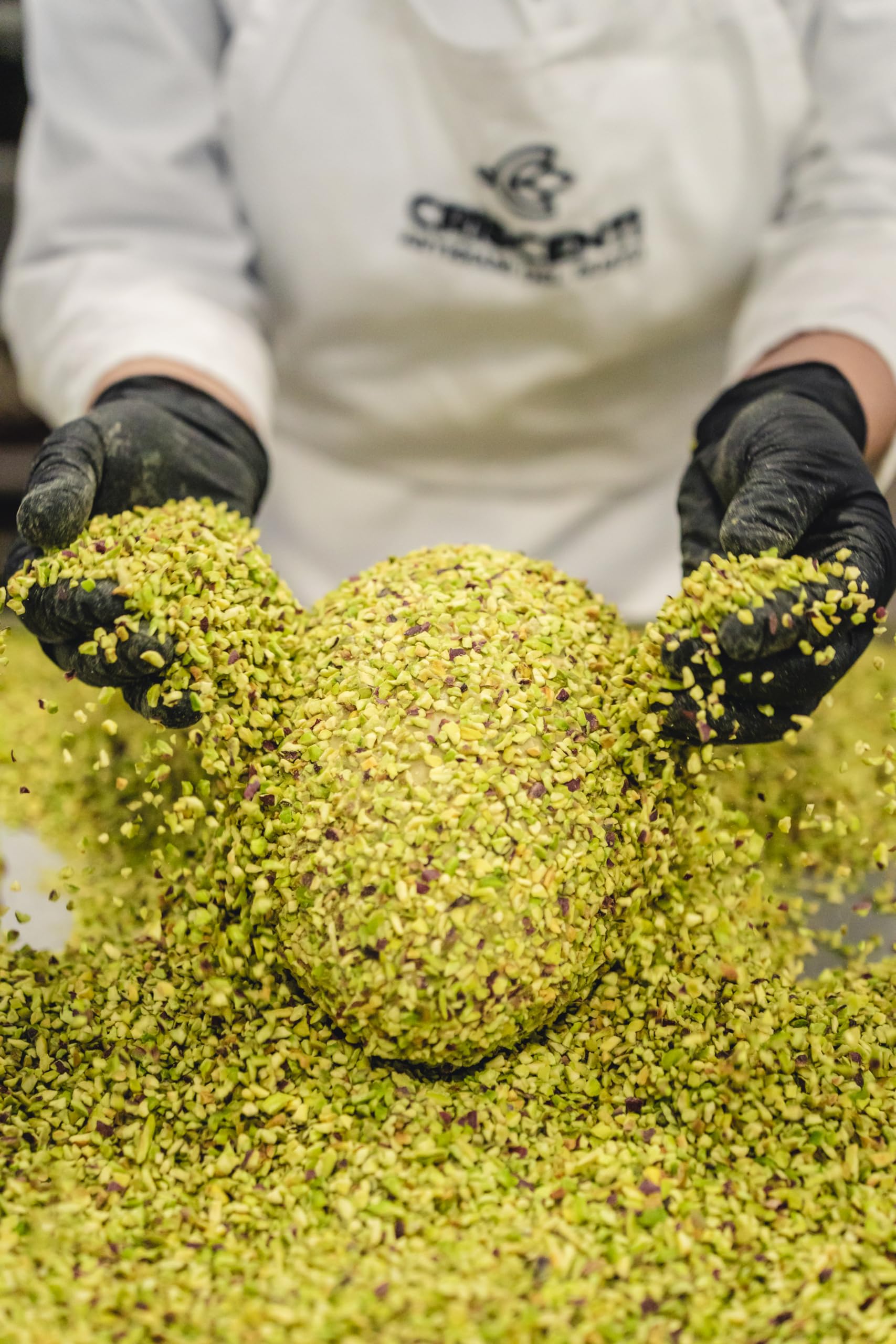 Uovo di Pasqua ARTIGIANALE (450 GR) di CIOCCOLATO AL PISTACCHIO e GRANELLA di PISTACCHIO. Con SORPRESA made in Sicily all'interno dell' elegante scatola.
