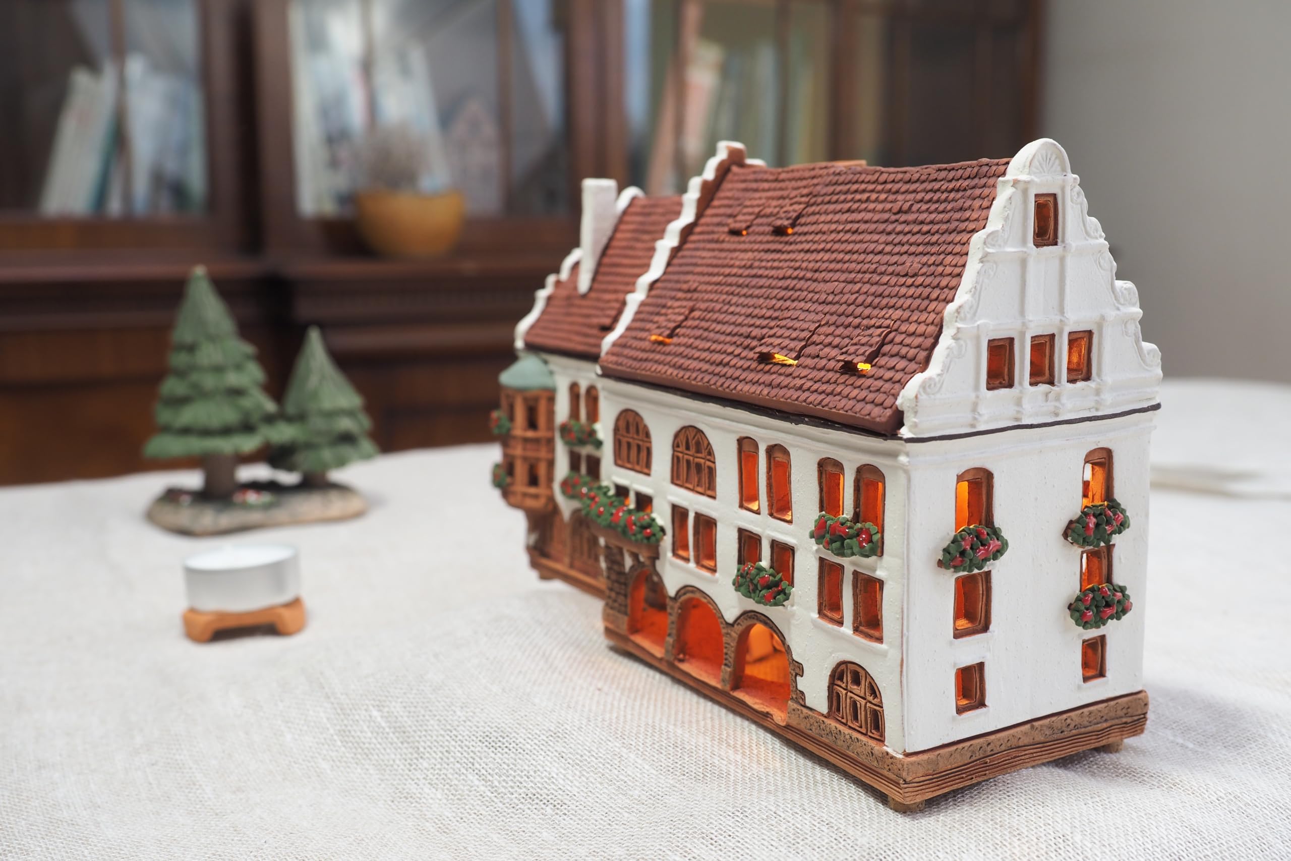 Ceramiczny domek świetlny, rękodzieło, artystyczna miniaturka, historyczny domek dworkowy w Monachium, Niemcy, C345AR