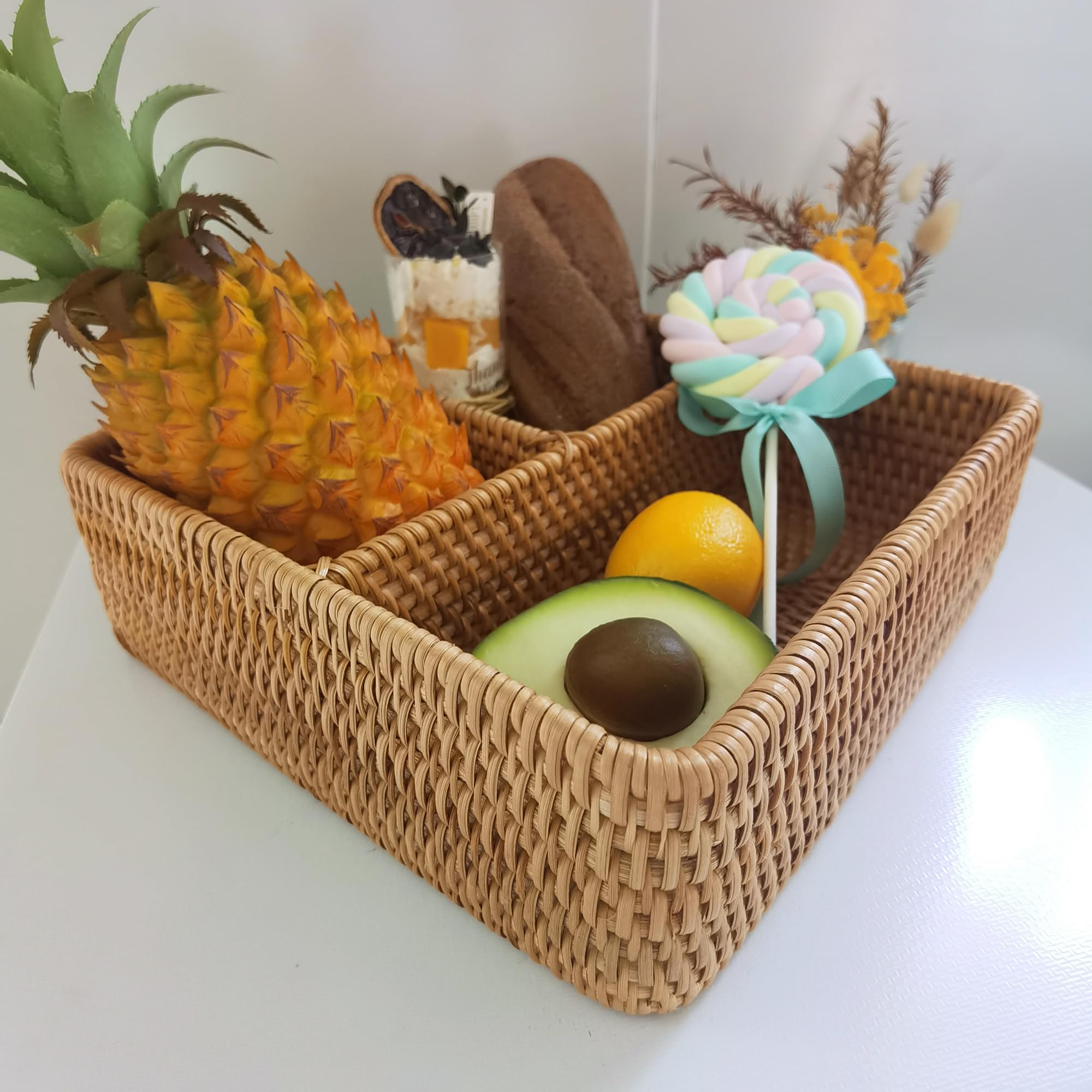 i-lan Caja de almacenamiento de ratán tejida a mano con 3 compartimentos, cesta dividida para servir utensilios y botellas de 10.6 x 10.6 x 4 pulgadas