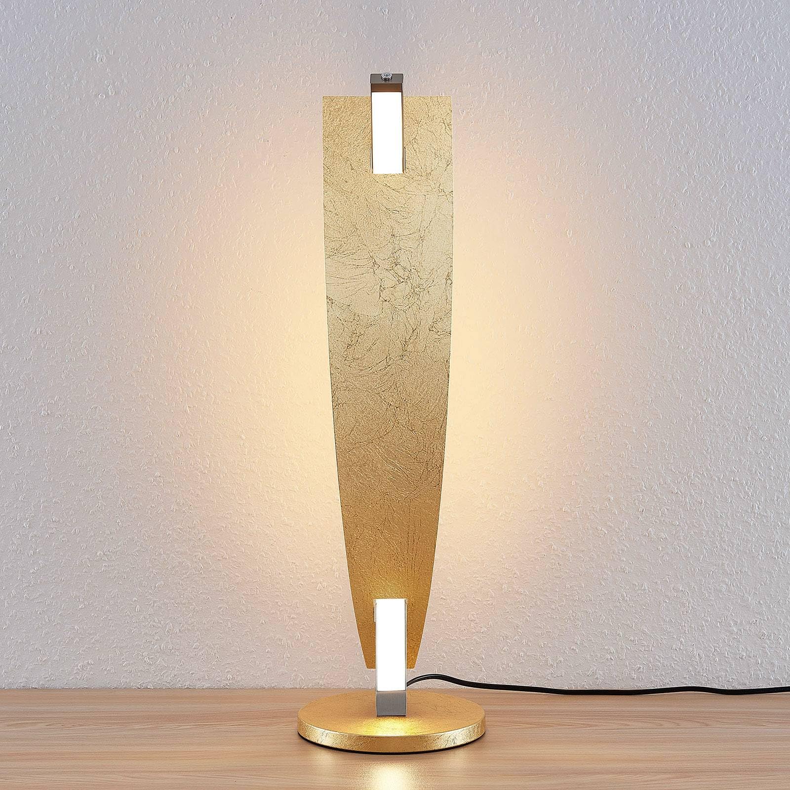 LED Lámpara de mesa 'Marija' (Moderno) en Dorado hecho de Metal e.o. para Salón & Comedor (1 llama,) de Lucande | lámpara de mesa LED