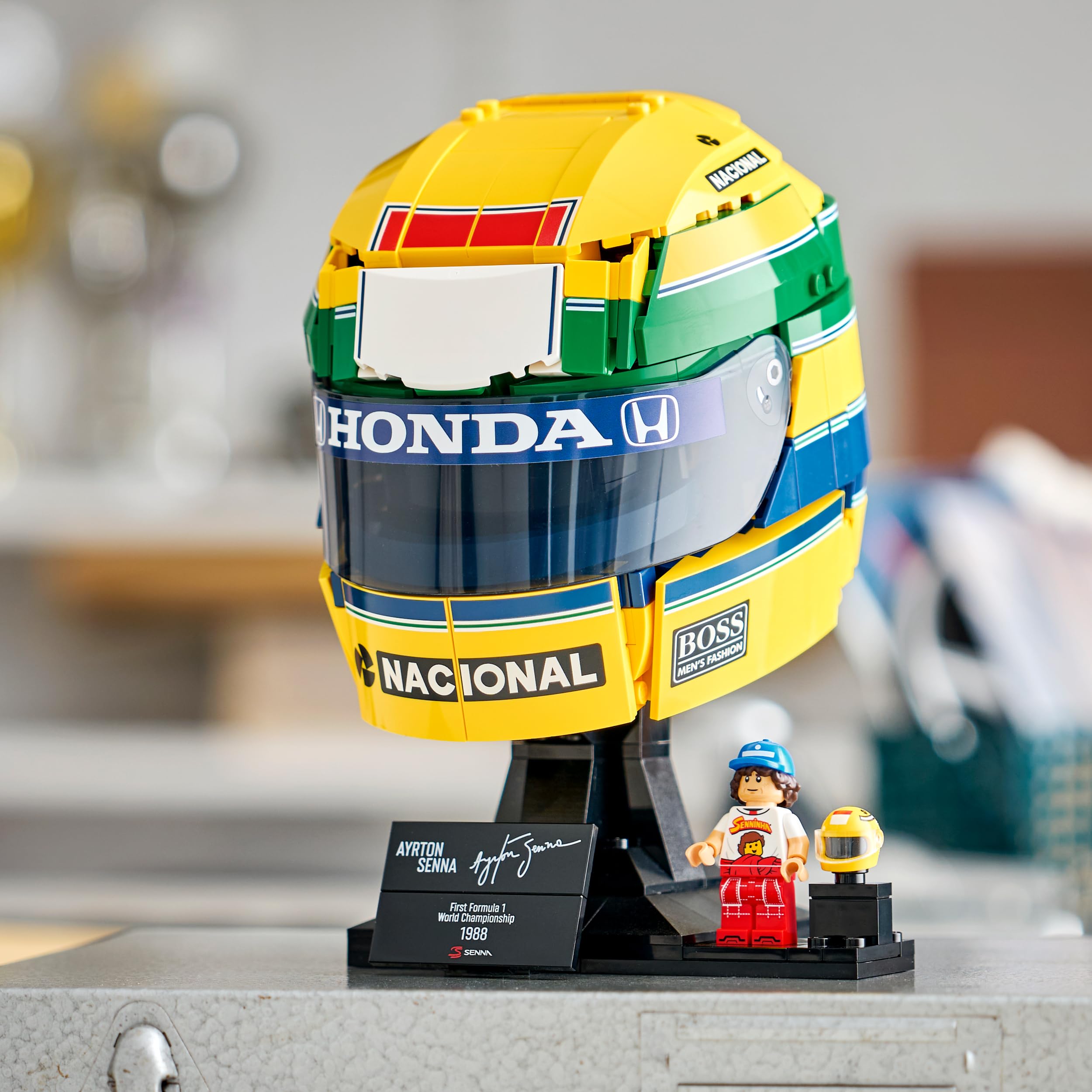 LEGO Editions Casco Ayrton Senna - Merch da F1 - Kit di Modellismo da Esposizione con Minifigure da Collezione - Regalo per Ragazzi da 14 Anni in su e per Adulti Appassionati di Automobilismo - 43024