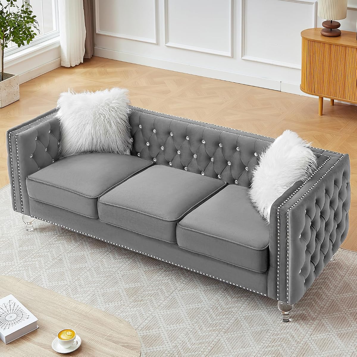 Sofá Chesterfield de 83", sofá tapizado moderno de terciopelo de mediados de siglo con 2 almohadas y patas de acrílico, sofá vintage con botones de cabeza de clavo para sala de estar, apartamento, oficina, gris