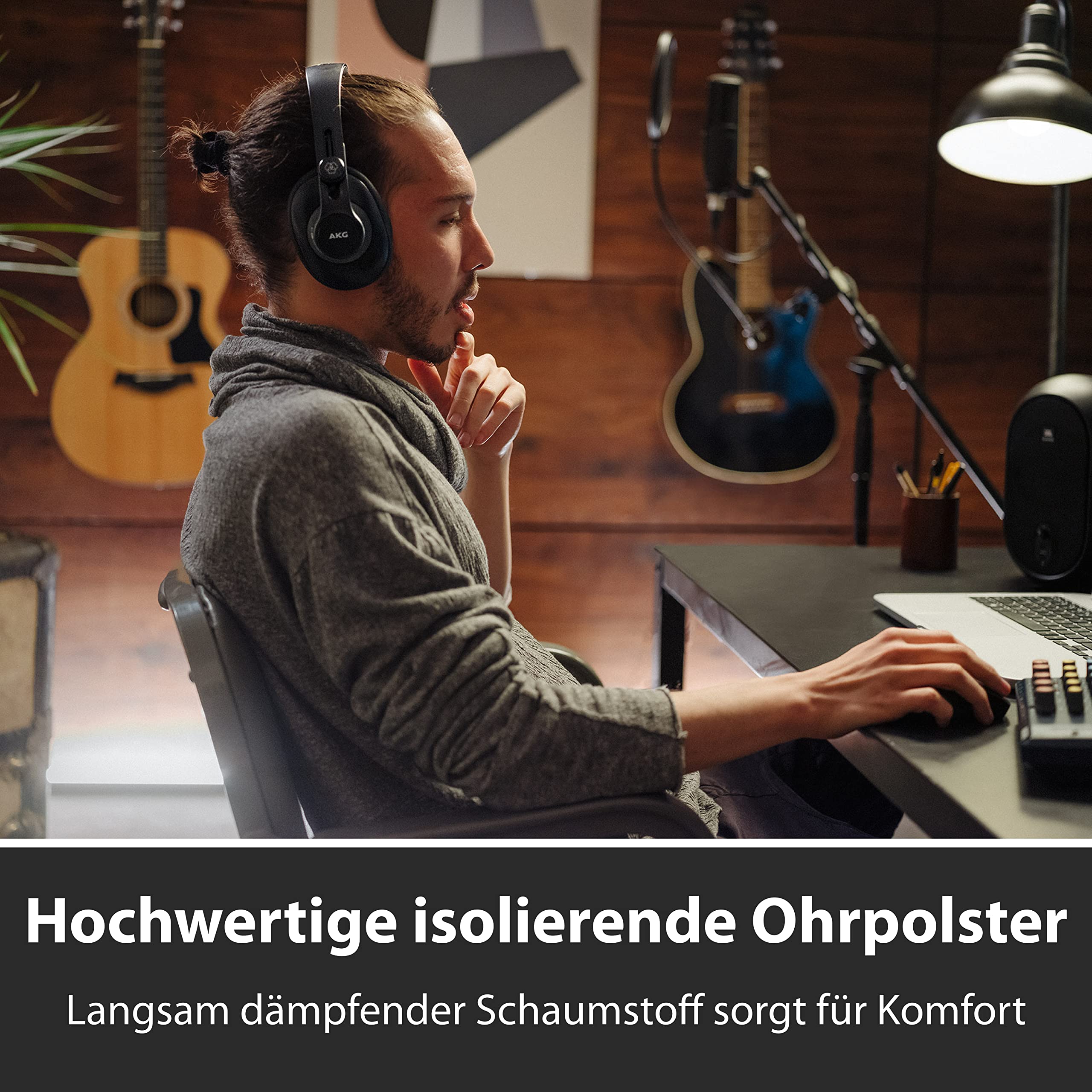 AKG K371 Studio-Kopfhörer, geschlossener Over-Ear-Kopfhörer für professionelle Anwendungen, leicht und faltbar mit 8-Positionen-Scharnieren, hochwertig isolierende Ohrpolster - Schwarz