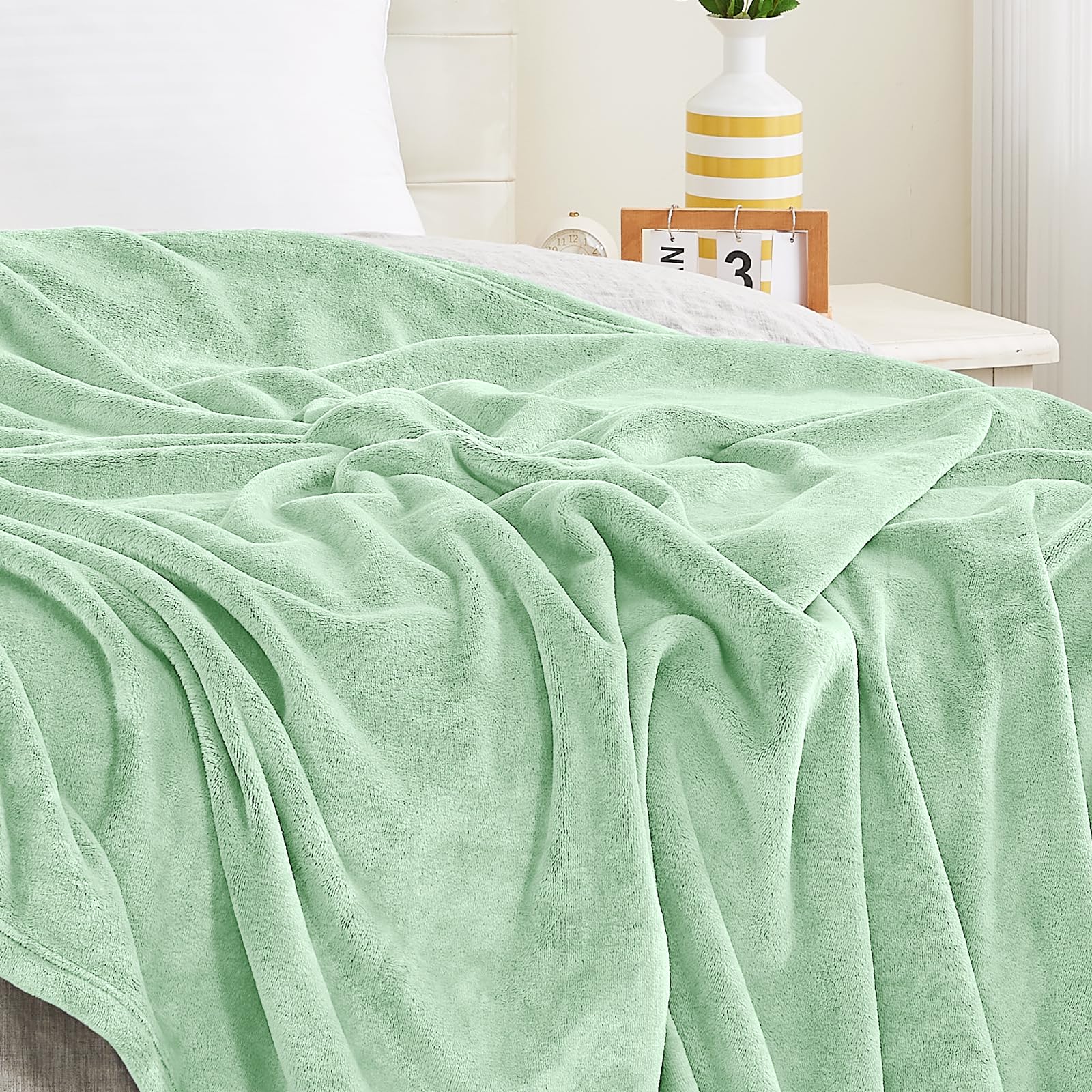 アウトドア寝具 JM BLANKET - LIGHT GREEN x GREEN Amazon.com: KMUSET Sage Green Fleece Throw Blanket for Bed
