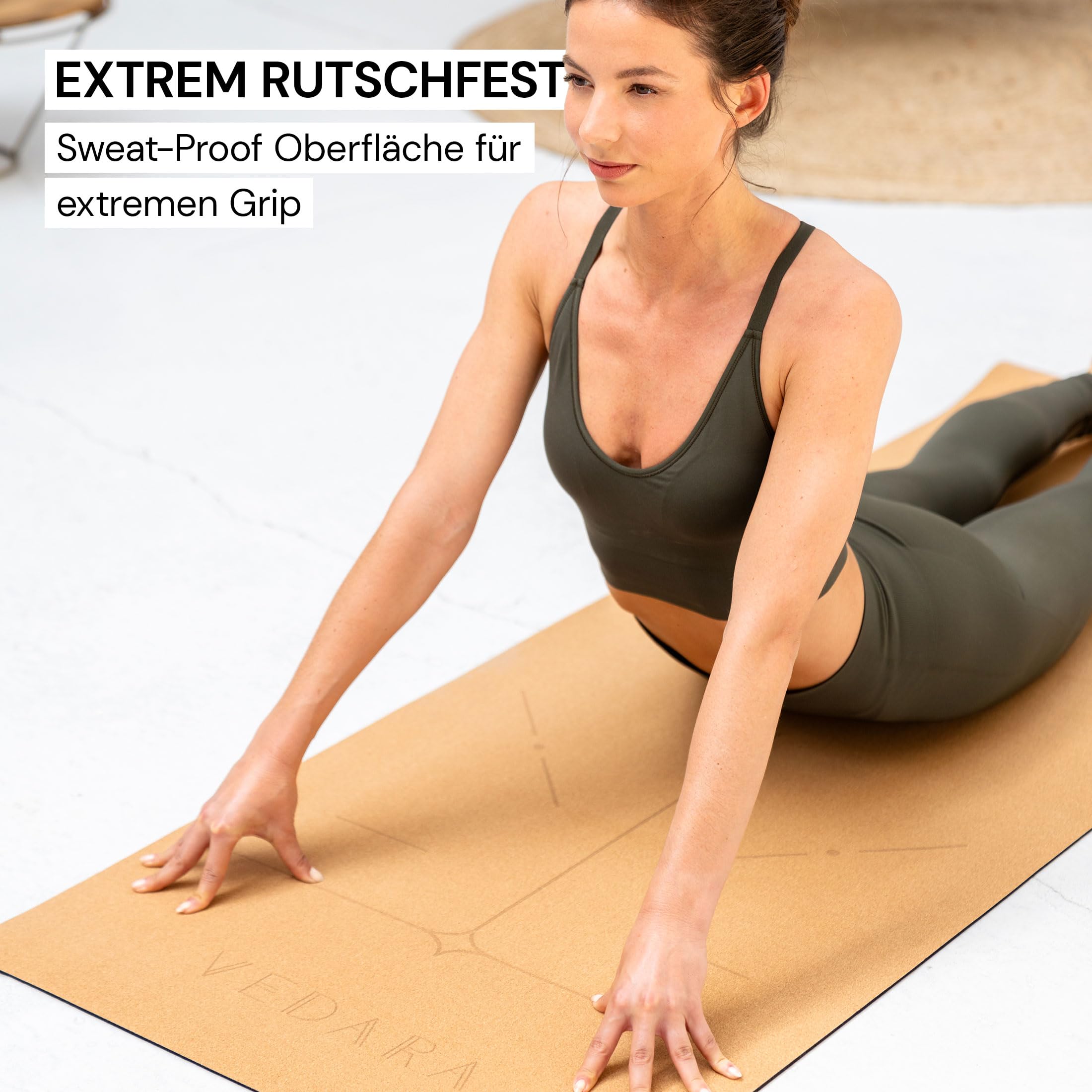 VEDARA® Kork Yogamatte – 66-80 cm breit – Extrem Rutschfeste Oberfläche – Mit Hilfslinien – Aus Kork & Naturkautschuk – Optimale Dämpfung