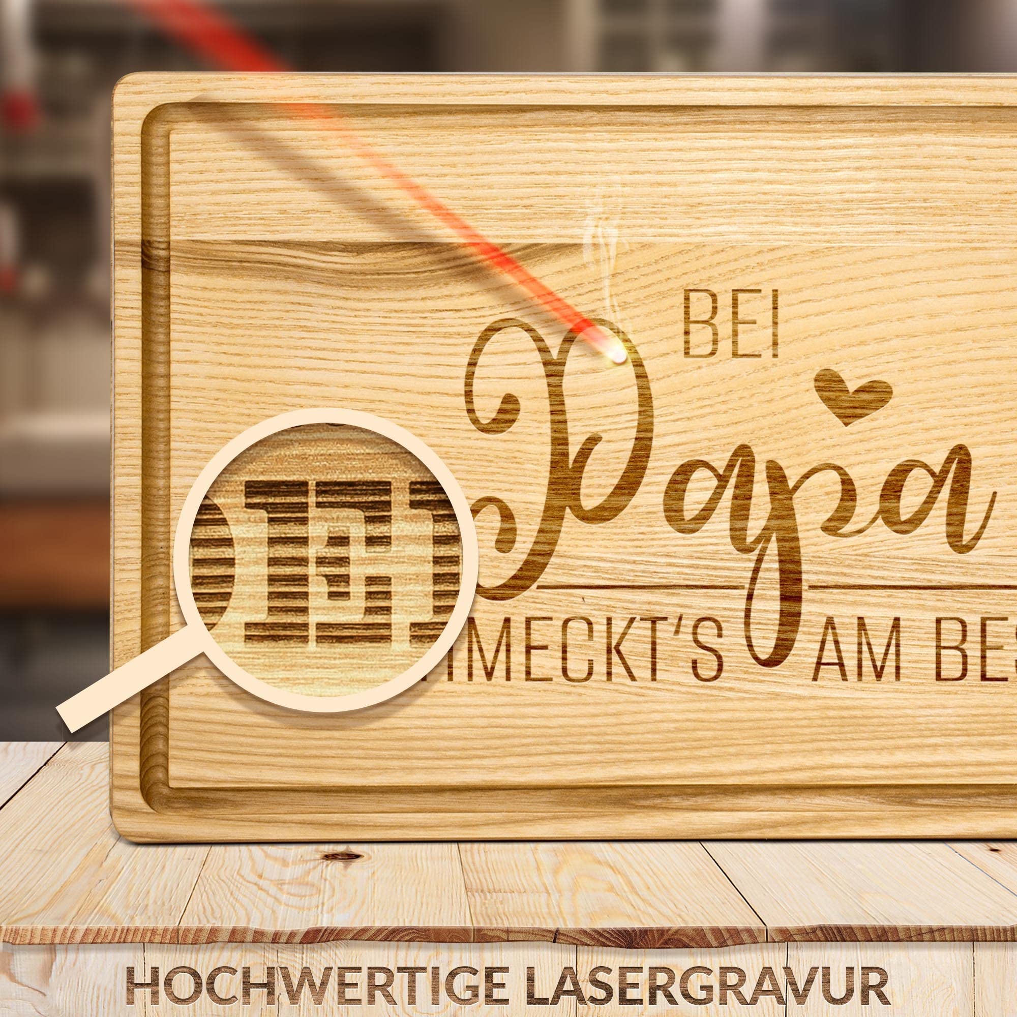 Großes Holzbrett mit Gravur - Bei Papa schmeckt's am besten - Schneidebrett gravieren| Eschenholz, 40 x 25 x 2 cm, Geschenk mit Gravur, Geschenk für Papa
