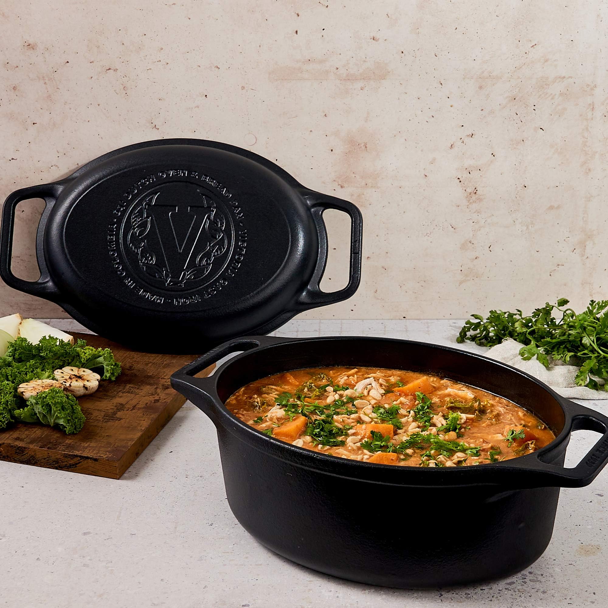 Victoria Forno Olandese, Pentola et Padella Induzione Ghisa Smaltata 31 cm Ovale, Cocotte 5,7L, Senza PTFE né PFOA, Adatta per Fuoco, Barbecue, Forno, Vetroceramica, Gas