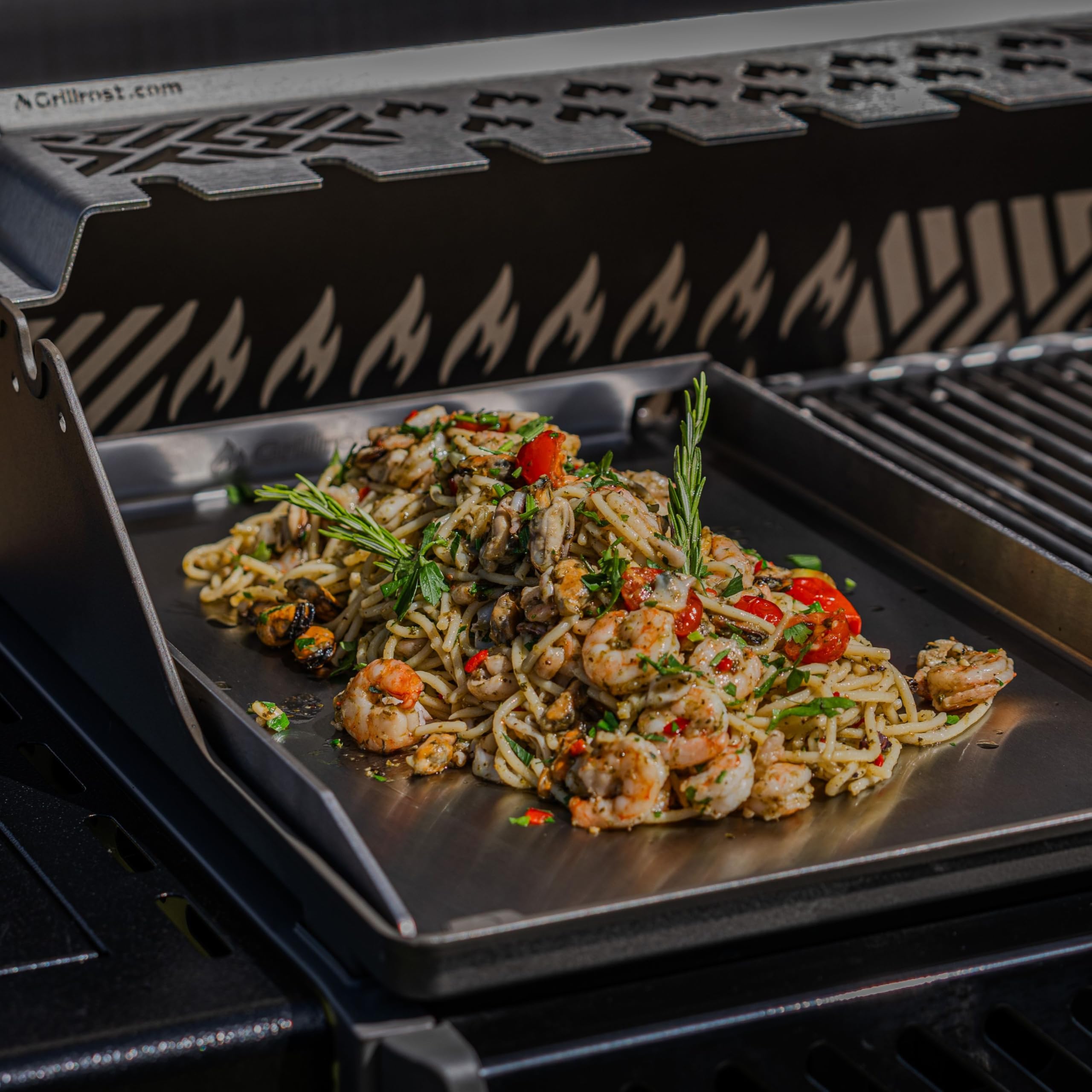 Grillrost.com Das Original Edelstahl Grillplatte - Plancha 45 x 30cm - für Napoleon Freestyle und Rogue 365, 425, 525 - ohne Heckbrenner