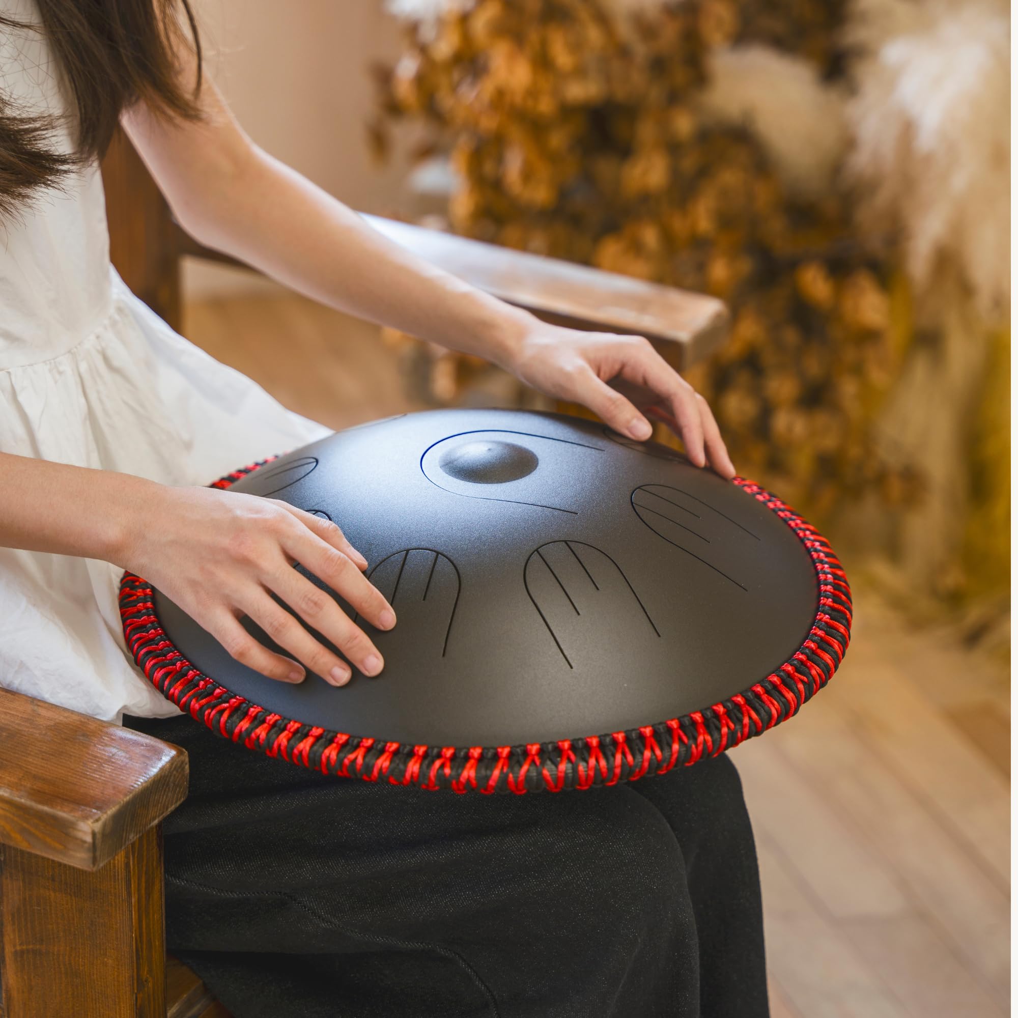 "Handpan Hybrid" - Zungentrommel/Steel Tongue Drum in D-Kurd - die handgefertigte Handpan-Alternative, 35,5 cm, 9 Töne, Schwarz - inkl. Tasche, Schlägel & Liederbuch