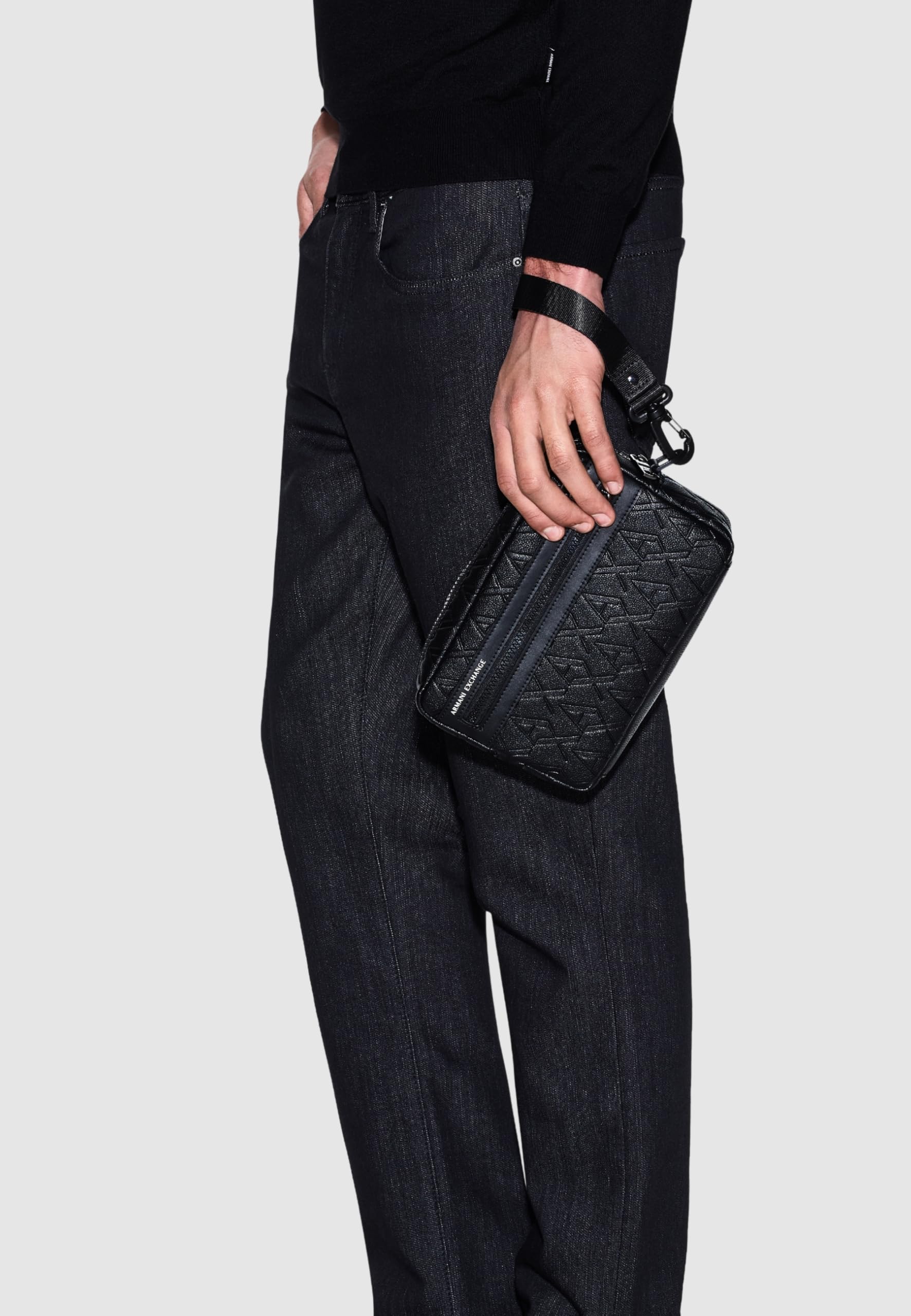 Armani Exchange Pochette nera da uomo con logo monogram UNI