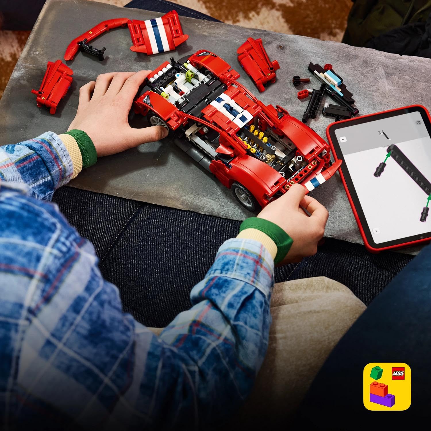 LEGO Technic Auto Ferrari 488 PISTA - Macchina Giocattolo con Motore V8, Sterzo e Differenziale - Decorazione da Cameretta - Regalo per Gamer, Bambini e Fan degli Sport Motoristici da 9 Anni - 42235