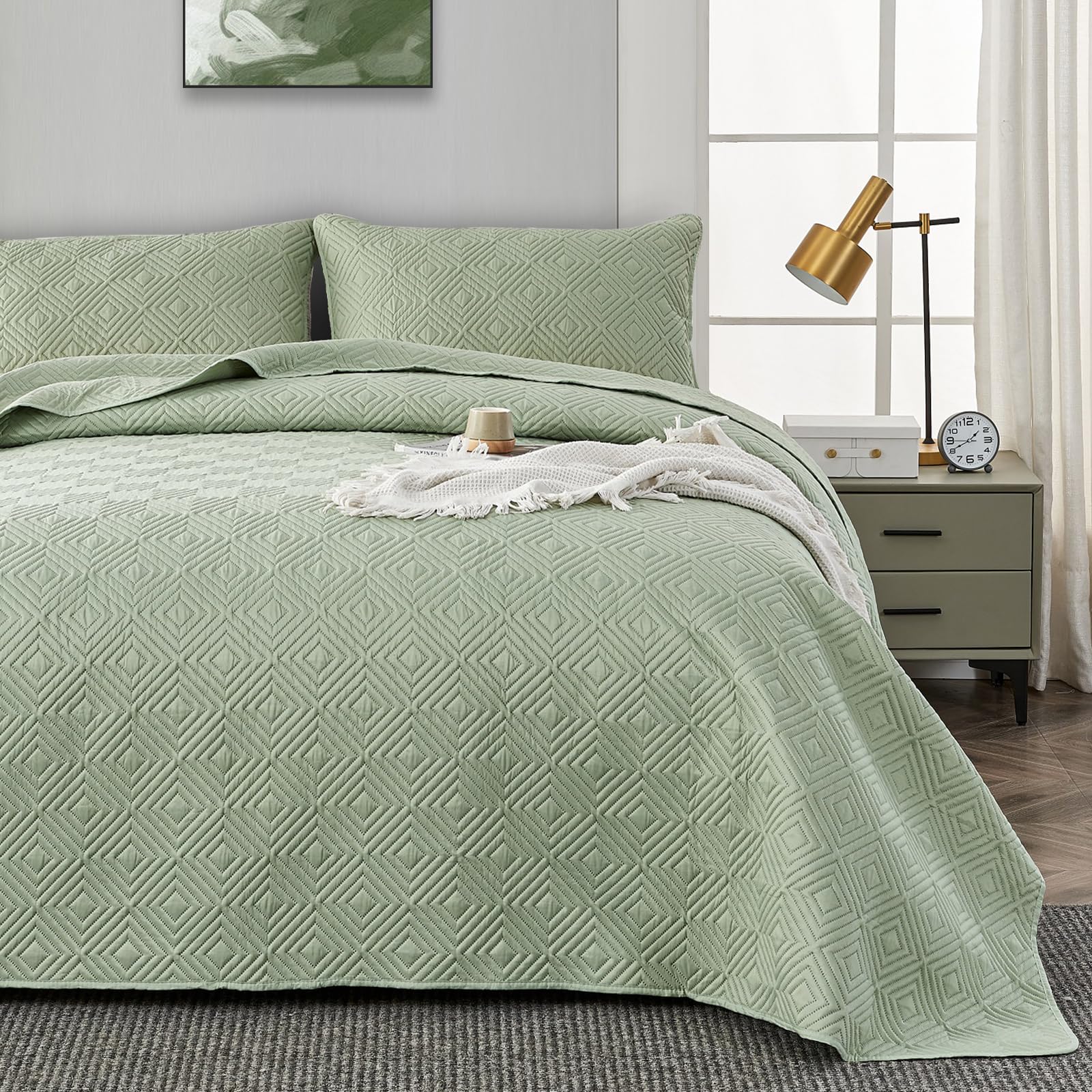 Qucover Quilted Bedspreads King Size 3-Piece King Bedspreads Green Breathable Geometric Pattern 3D Ultrasonic Quilting Lightweight Summer Bed Spread Quilted Throw with Pillow Shams, 240x260cm