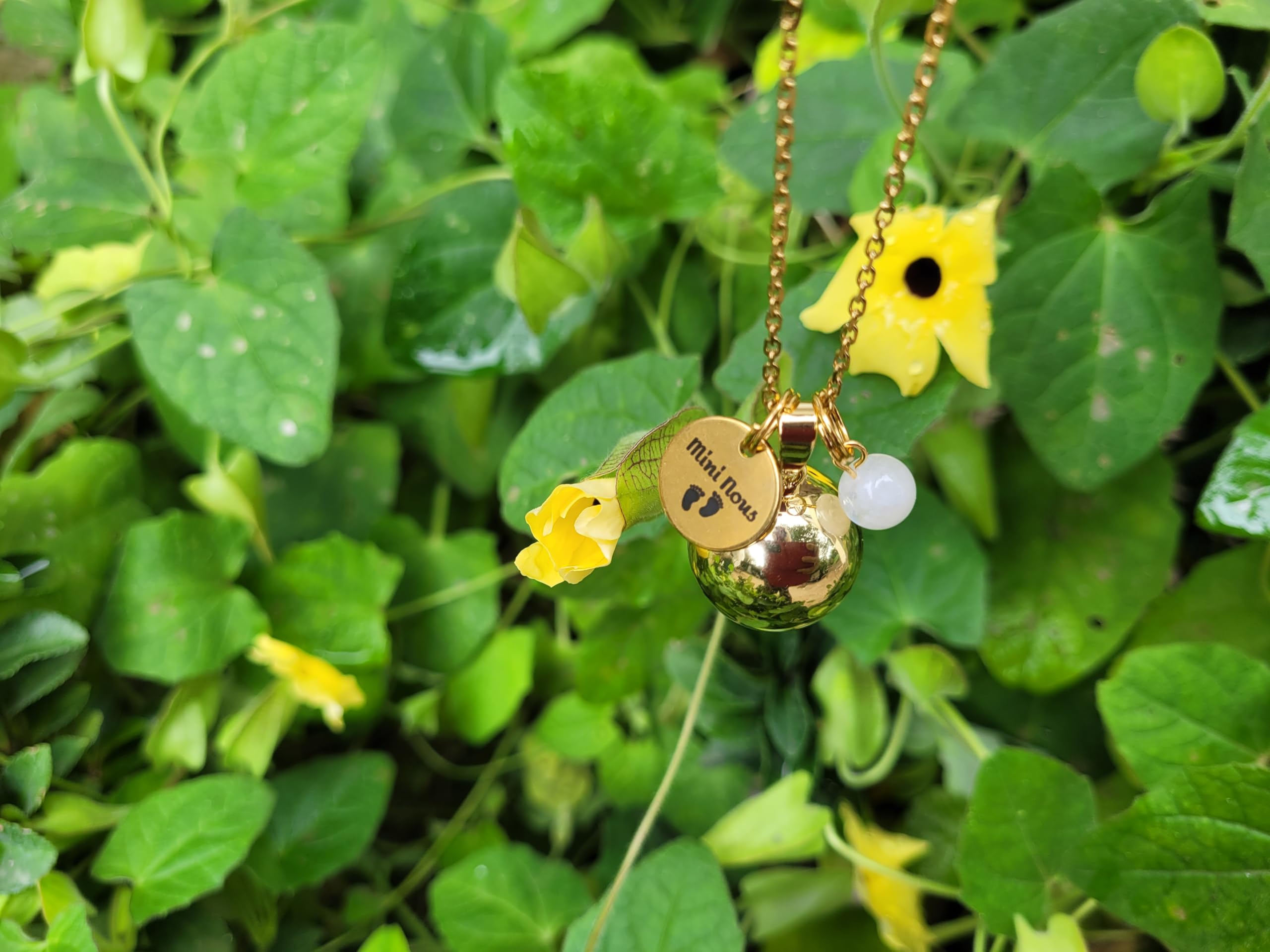 Bola de Grossesse Lisse Personnalisable Ton Or Médaille Gravée Mini Nous Petits Pieds Chaîne Satellite ou Classique Pierre Fines cadeau future maman
