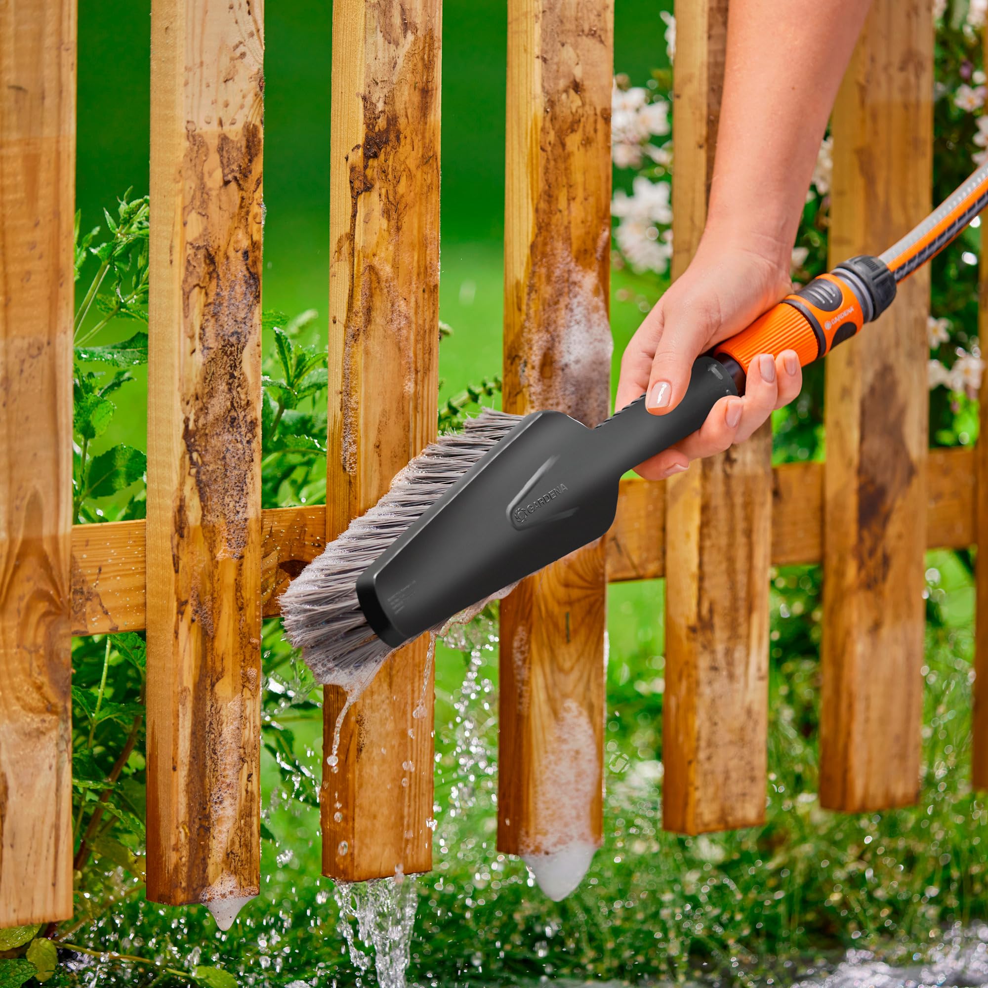 Gardena Cleansystem Juego de Lavado con Cepillo de Mano M Suave: para superficies pequeñas y delicadas, con flujo regulable, incl. barritas de champú para una limpieza eficaz (18863-20)