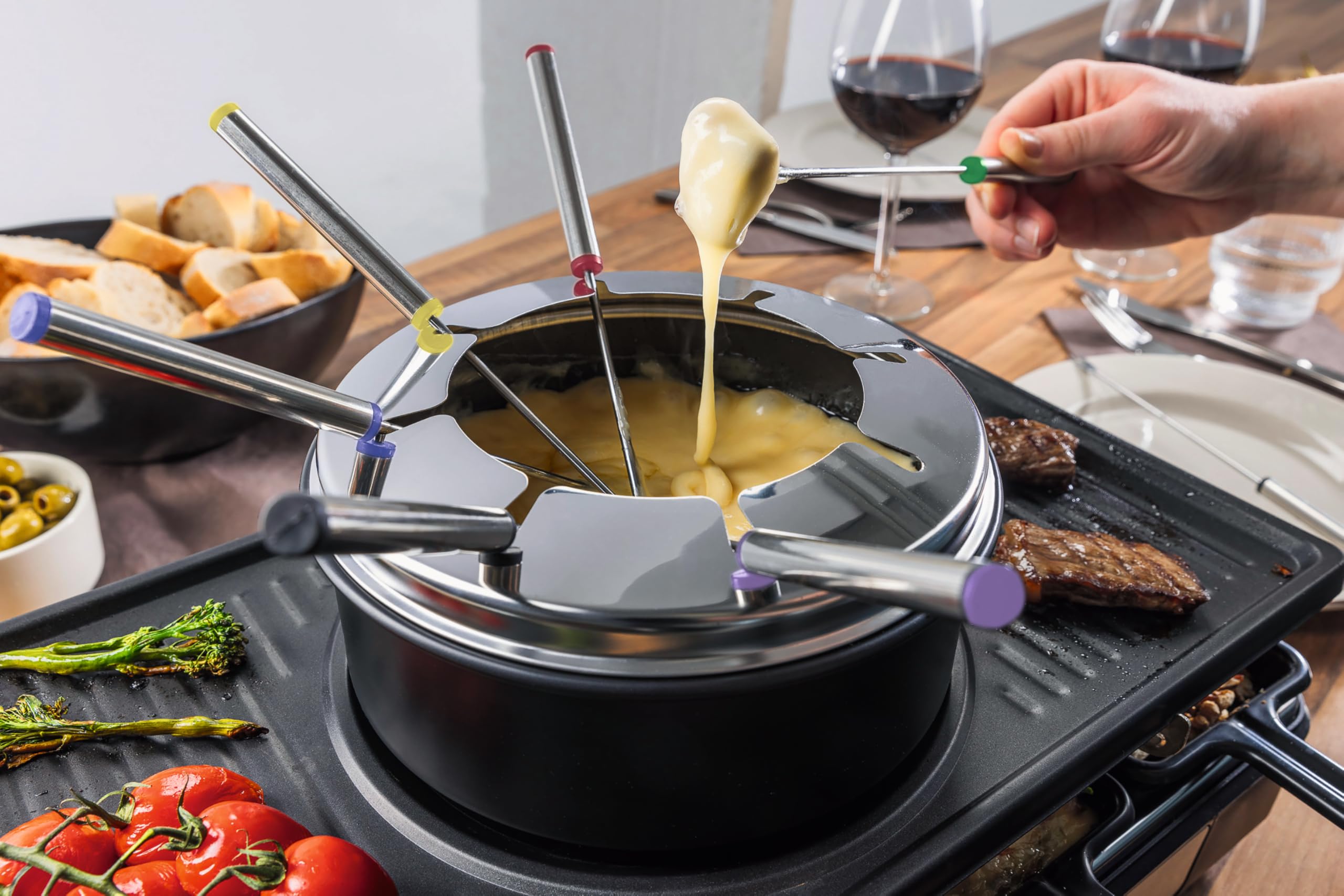 GOURMETmaxx Raclette 2 in 1 con fonduta, set raclette per 8 persone, ideale come barbecue per feste, combinazione di fonduta con 8 padelle, spatole, forchette per fonduta, raclette con set per fonduta