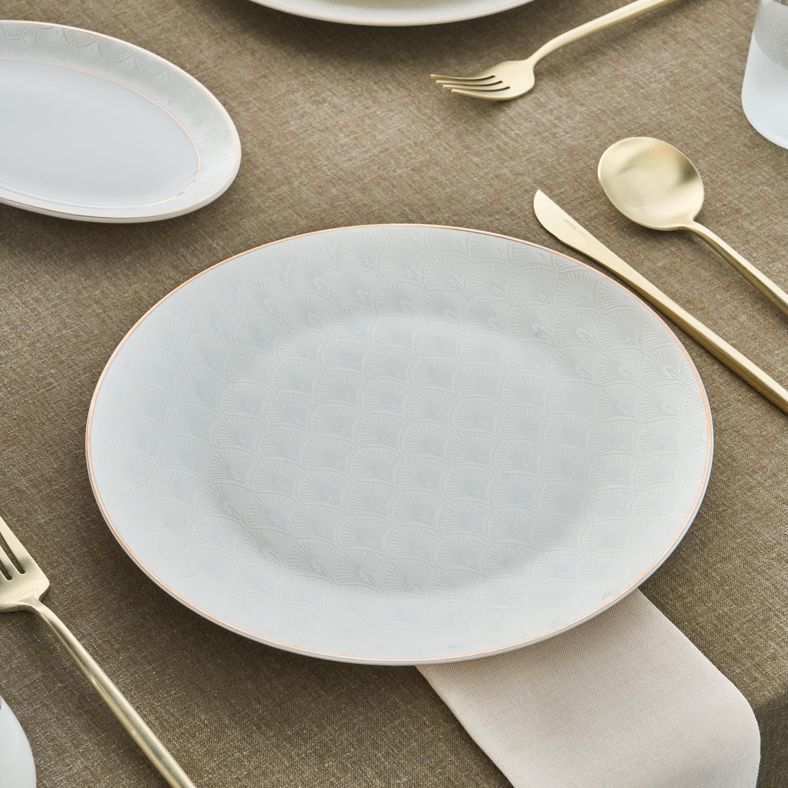 Karaca Set di stoviglie da cucina moderno per 12 persone, in porcellana Bone China, lavabili in lavastoviglie, durevoli ed eleganti, finiture dorate, 53 pezzi