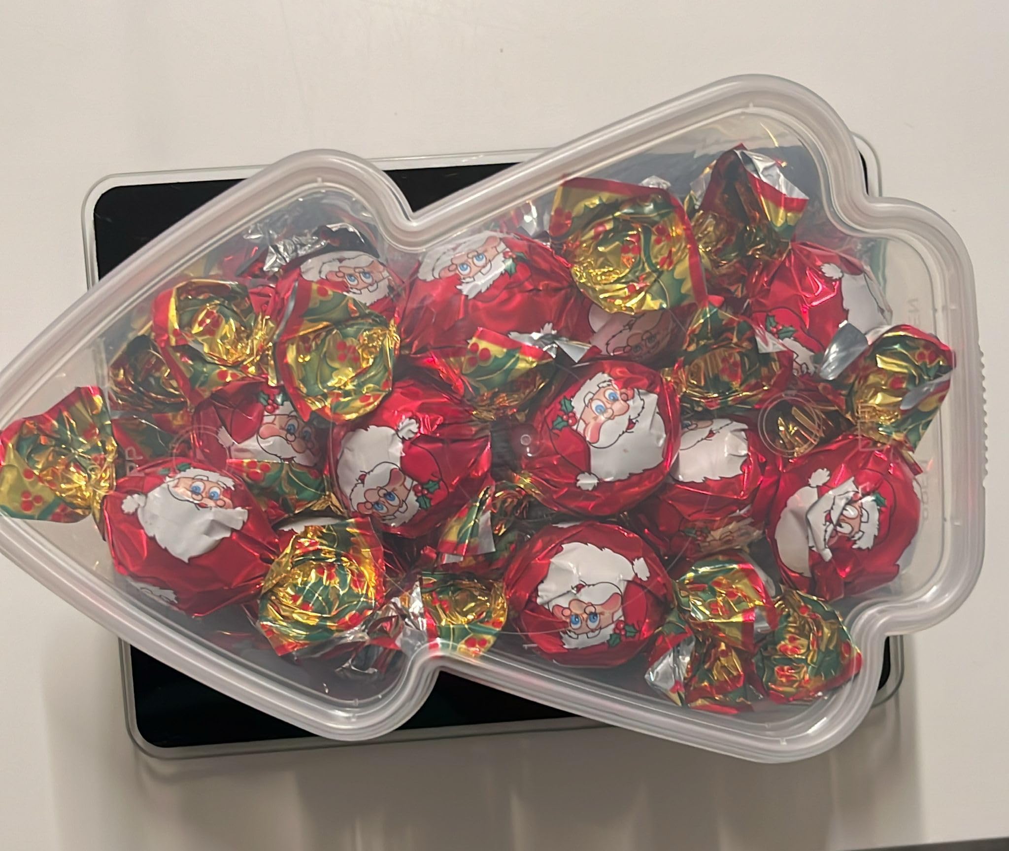 OYOY | 3 x 480g Weihnachten Schokolade Figuren im Tannenbaum Bucket | Milchschokolade mit Milchcremefüllung einzeln | Weihnachtsmann I Schneemann I Perfekt für Candy Bar & Weihnachtsfeier I Geschenk