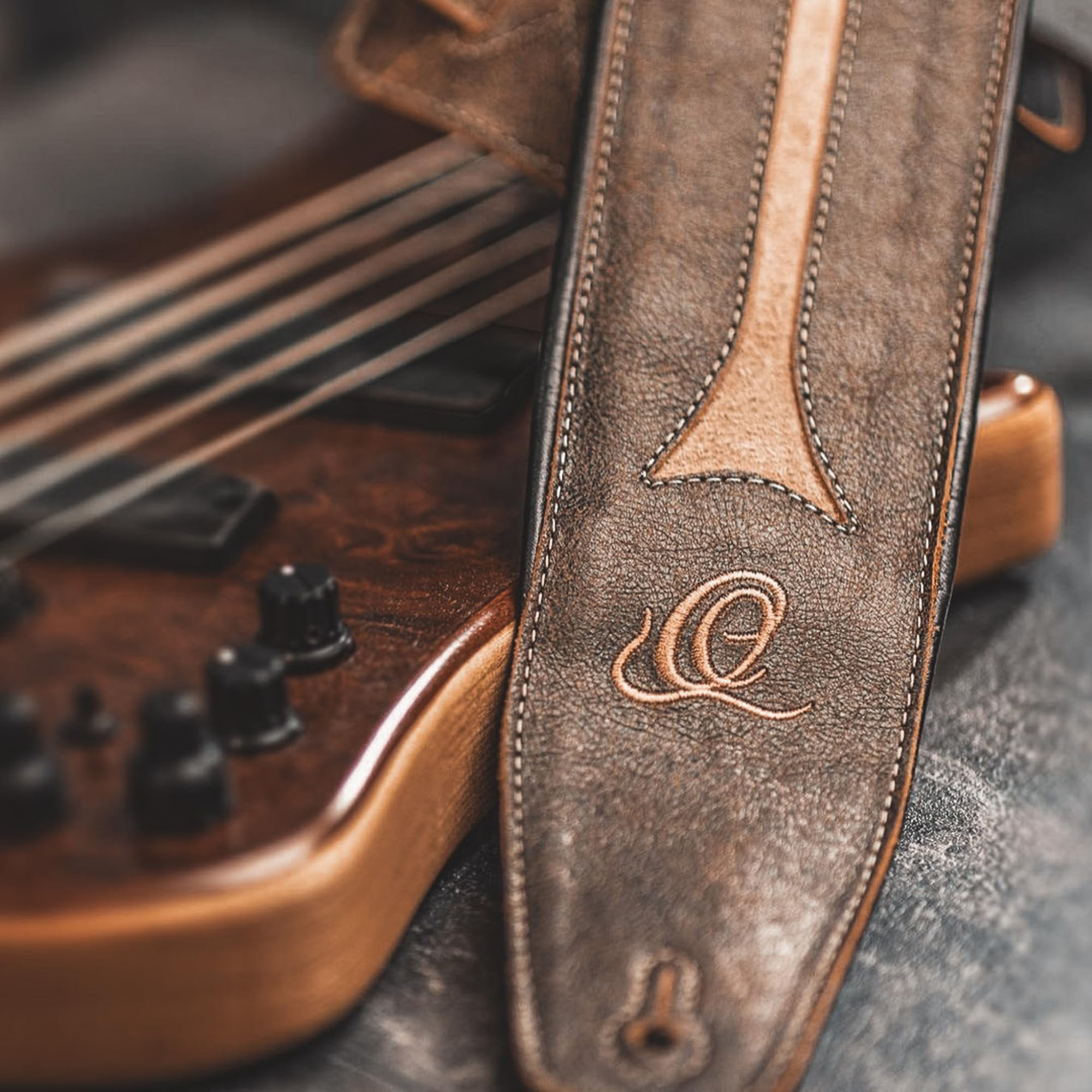 Ortega Guitars Klasyczny skórzany pasek do gitary basowej 3 1/2 cala (OSBS-3)