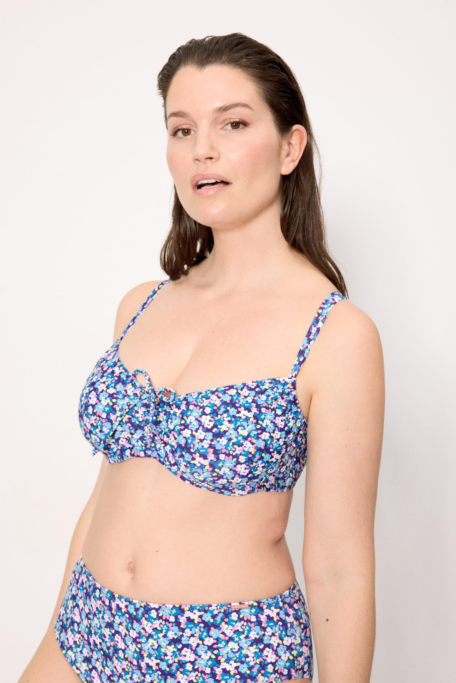YSABEL MORA. Top Bikini Reductor Liberty Azul Copas D y E. con Aro y Sin Relleno. Estampado de Pequeñas Flores. Reduce Proyección del Pecho con Compresión Uniforme .Colección Flowers.