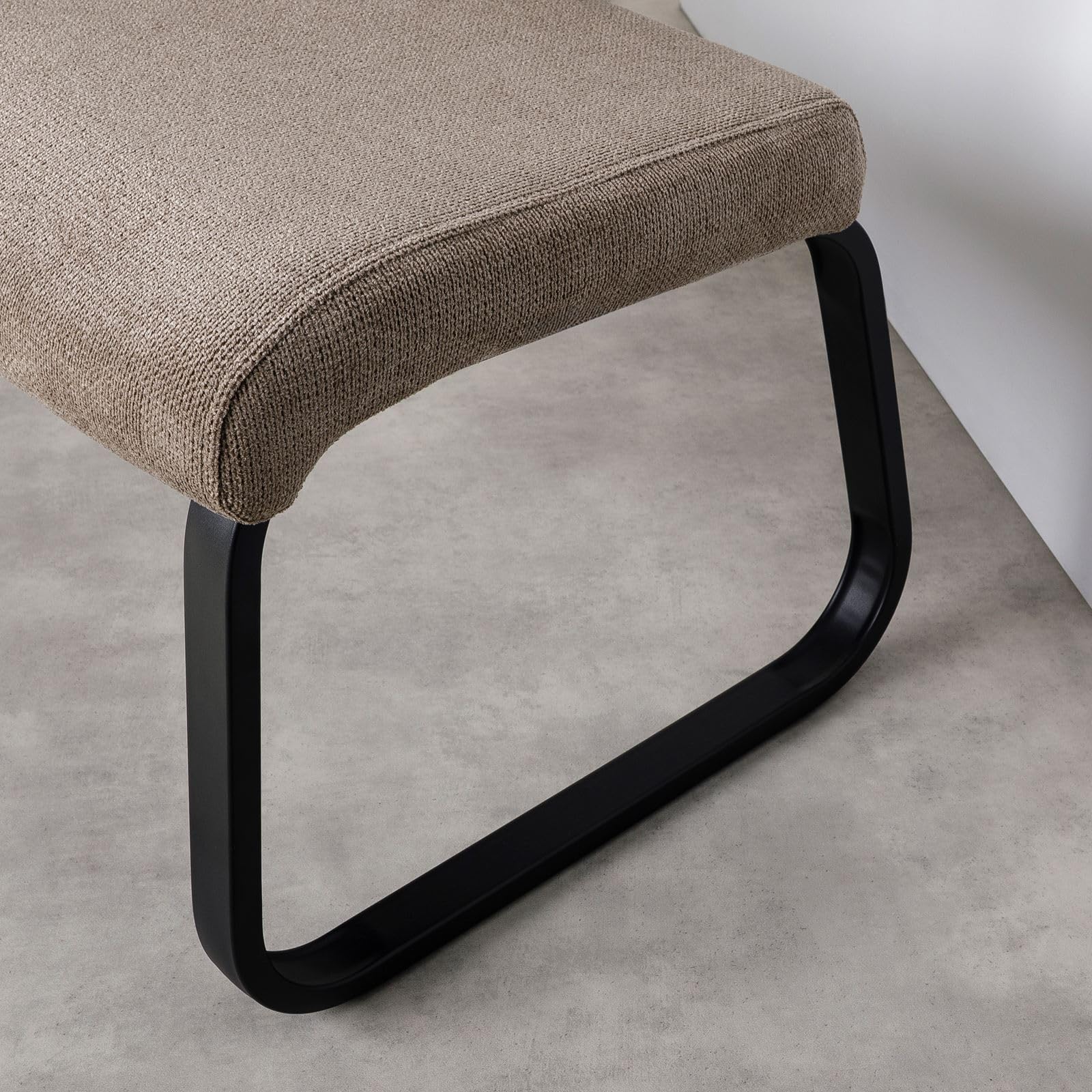 IDIMEX Banc d'entrée Vilas L 135 cm, siège avec 3 Places, Banquette au piètement chromé et Dossier au revêtement en Tissu Coloris Marron Clair