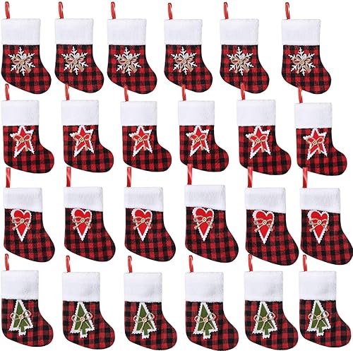 Paquete de 24 mini medias de Navidad, 7 pulgadas, cuadros rojos de búfalo, decoraciones colgantes para chimenea de chimenea, decoración navideña