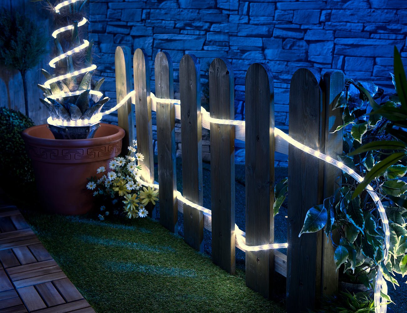 Lunartec Lichterschlauch: LED-Lichtschlauch Innen- & Außenbereich, 720 LEDs,20 m, warmweiß, IP44 (Lichterschlauch, außen, Band)